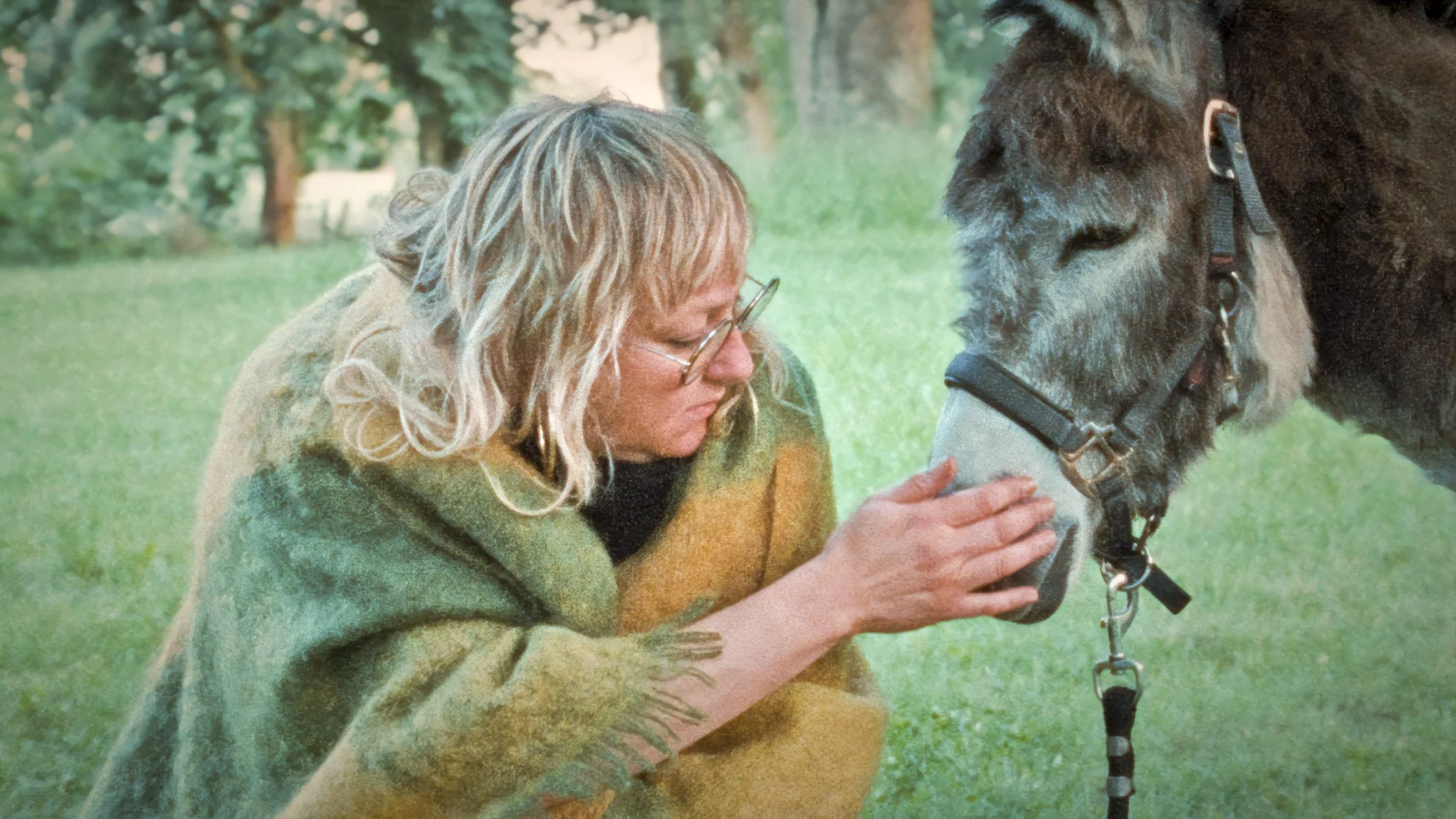 Jil Krammer als Anna in "Donkey Days" von Rosanne Pel
