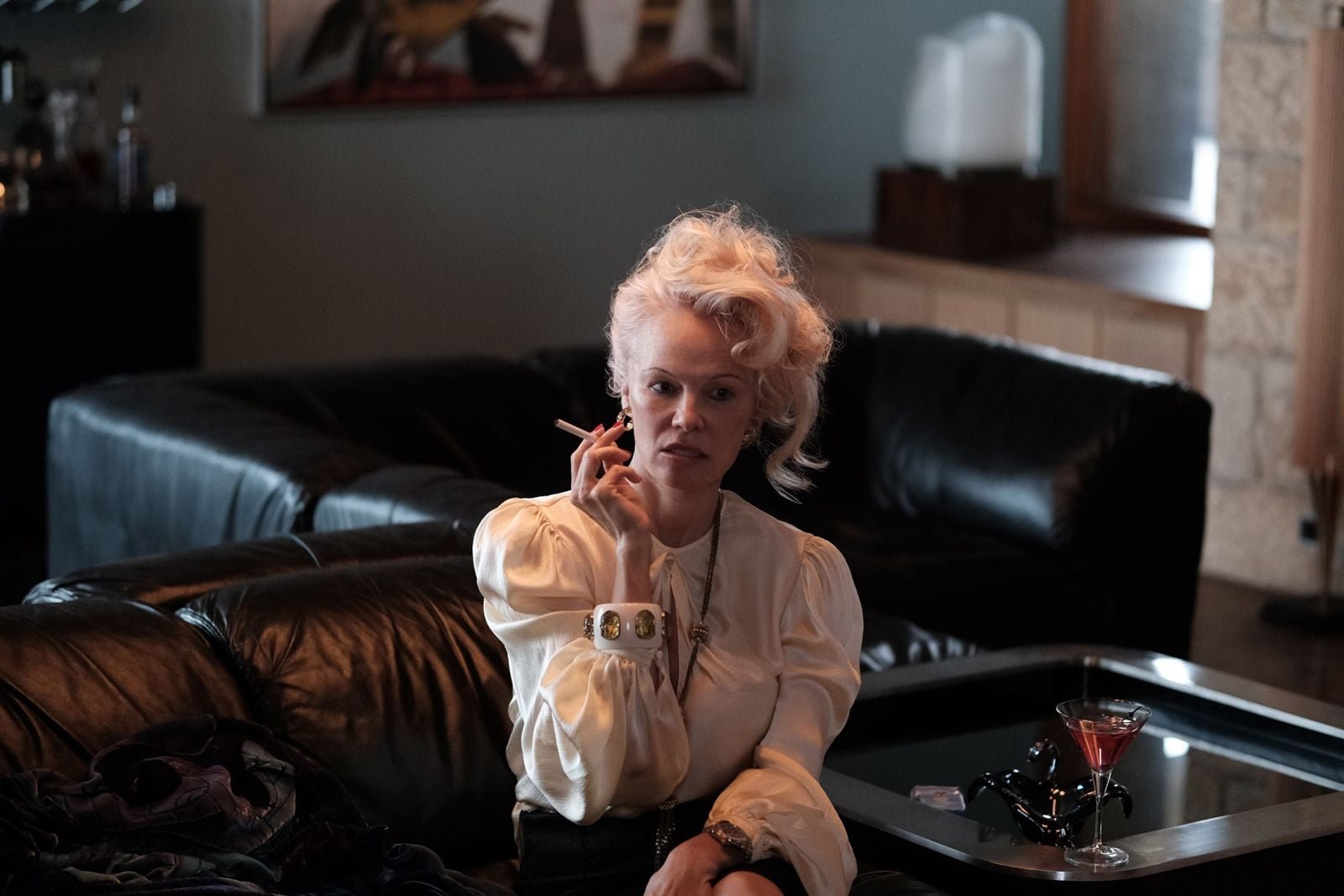 Pamela Anderson in "Rosebush Pruning" von Karim Aïnouz