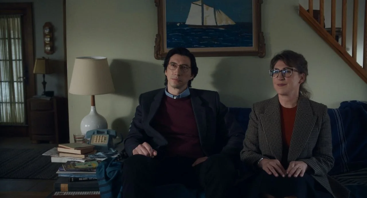 Adam Driver und Mayim Bialik in "Father Mother Sister Brother" Jim Jarmusch