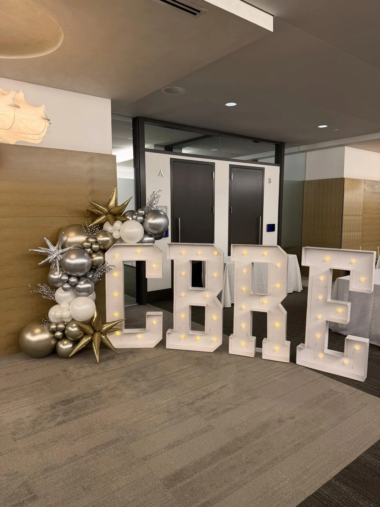 Happy Holidays🎄✨

Piano player: @kellyashmusic 

#TalkPartyToMeBalloons #Balloons #corporateparty #balloonbusiness #smallbusinessowner #balloondecor #CBRE #Providence #balloons #WaState