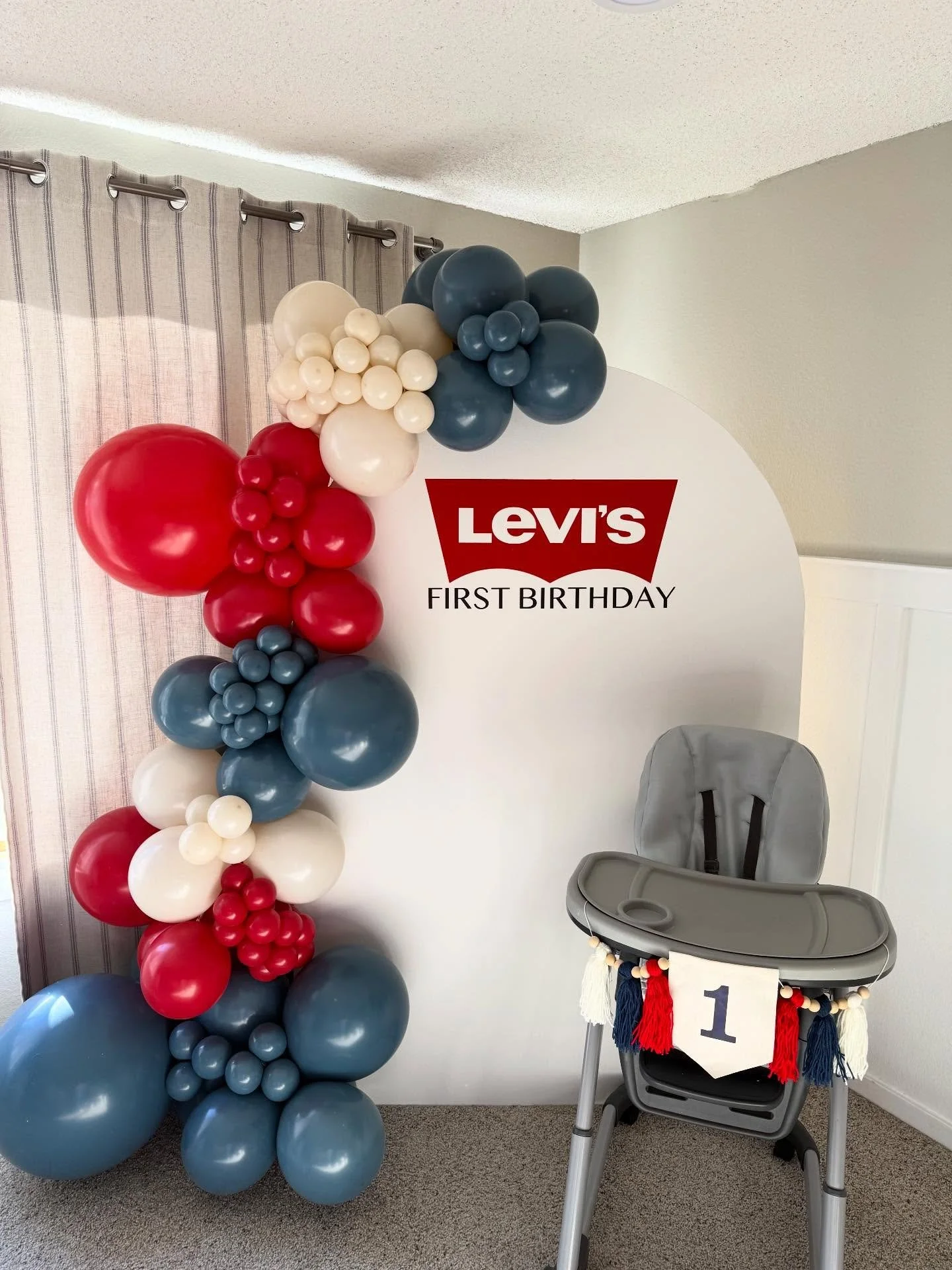 Levi&rsquo;s 1st Birthday👖

Denim party for this little one! So fun watching little Levi grow up💙❤️

#TalkPartytoMeBalloons #levisjeans #balloonartist #smallbusinessowner 1stbirthday