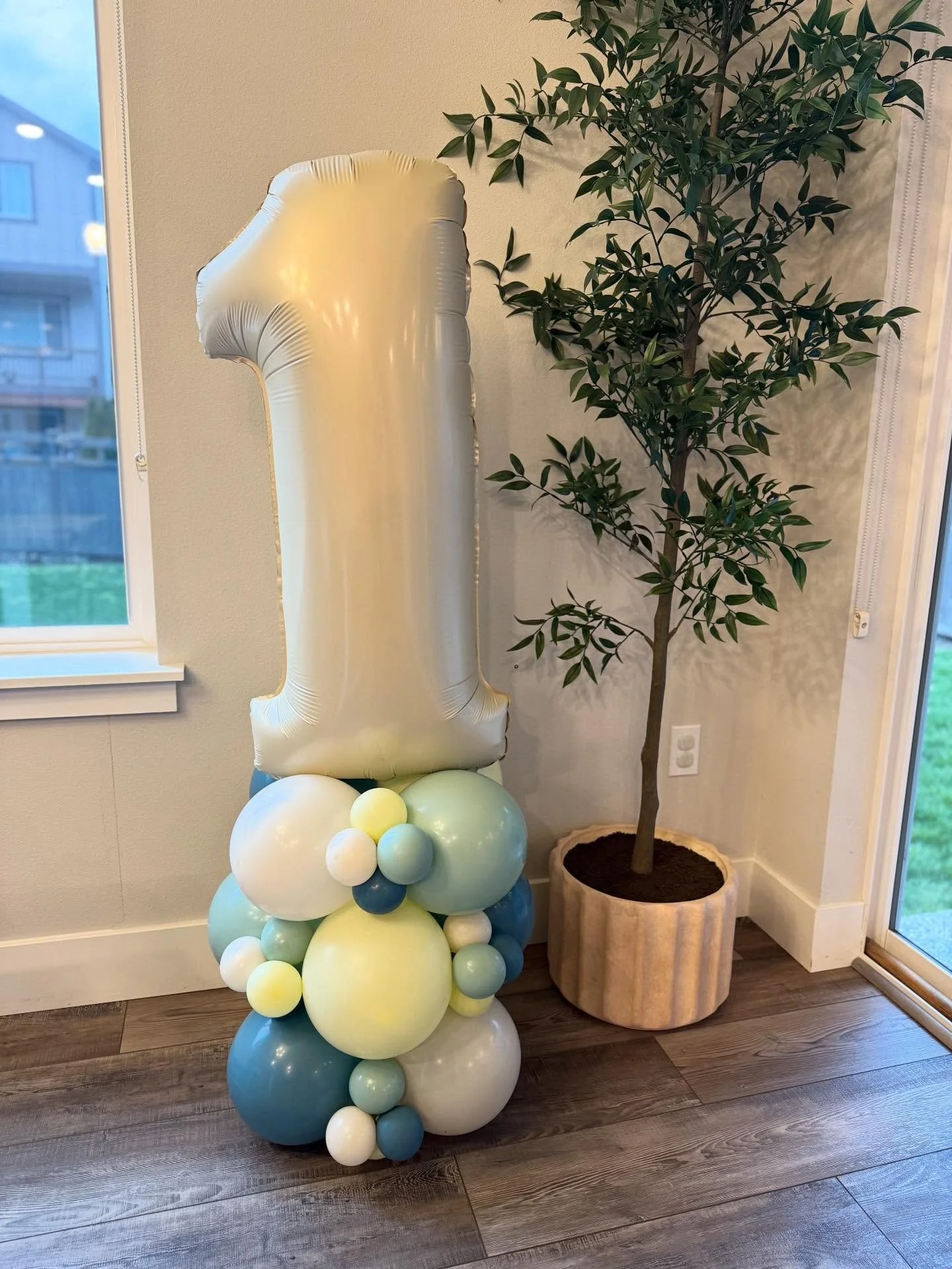 Ballin on a budget? Or are you just a last minute kind of person? Don&rsquo;t worry, Talk Party can help!

Balloon stacks are always available💙
Single or multiple digit options!

#TalkPartytoMeBalloons #1stBirthday #SmallBusinessOwner #BalloonArtist