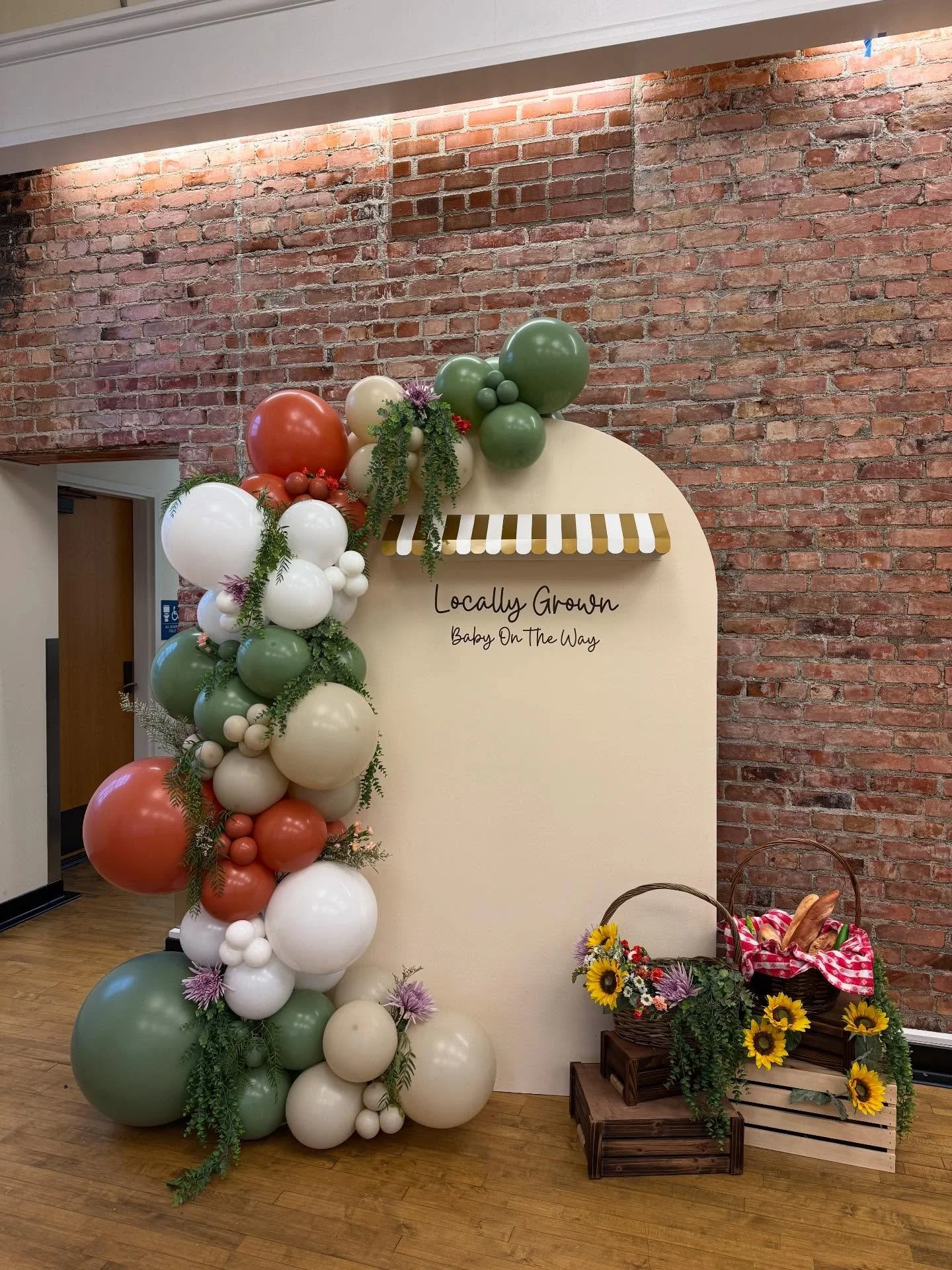 Locally Grown🌷🍅🪻🫐💐🌽

Might be one of my new favorite themes for a baby shower! What do you think?!? 

#TalkPartytoMeBalloons #FarmersMarketShower #BabyShower #BalloonArtist #SmallBusinessOwner