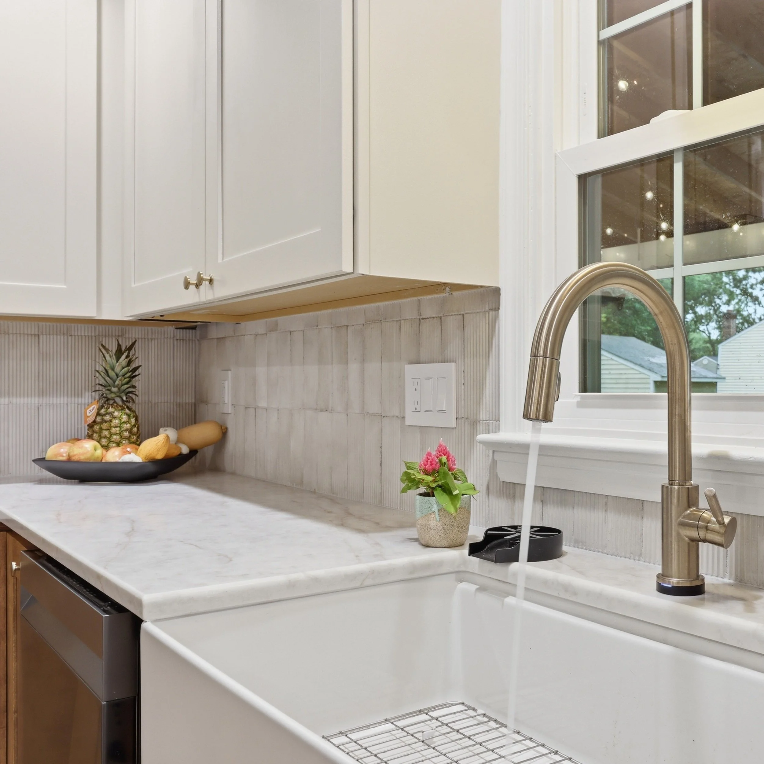 Crispy like ice cold filtered water.

Why do we love this so much? It's the collaborations, the teams, and the effort that everyone puts in to making these renovations possible. Big shoutout to @classicgraniteva and @mcphersontileandstonellc for thei