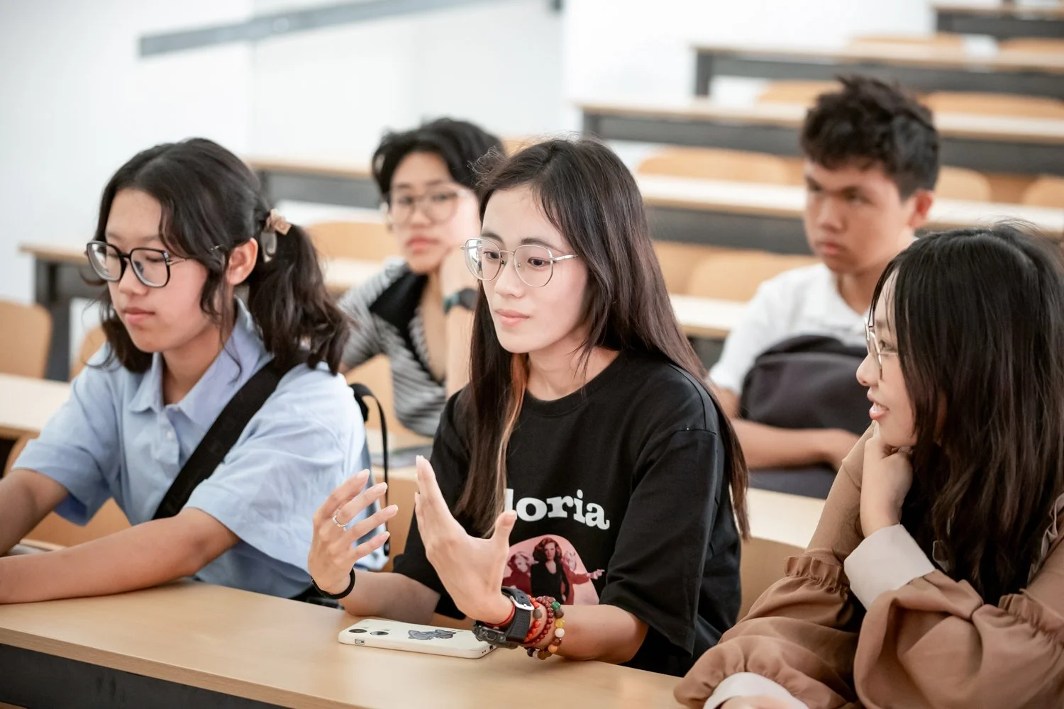 Sichuan University student participates in UPTEC discussion