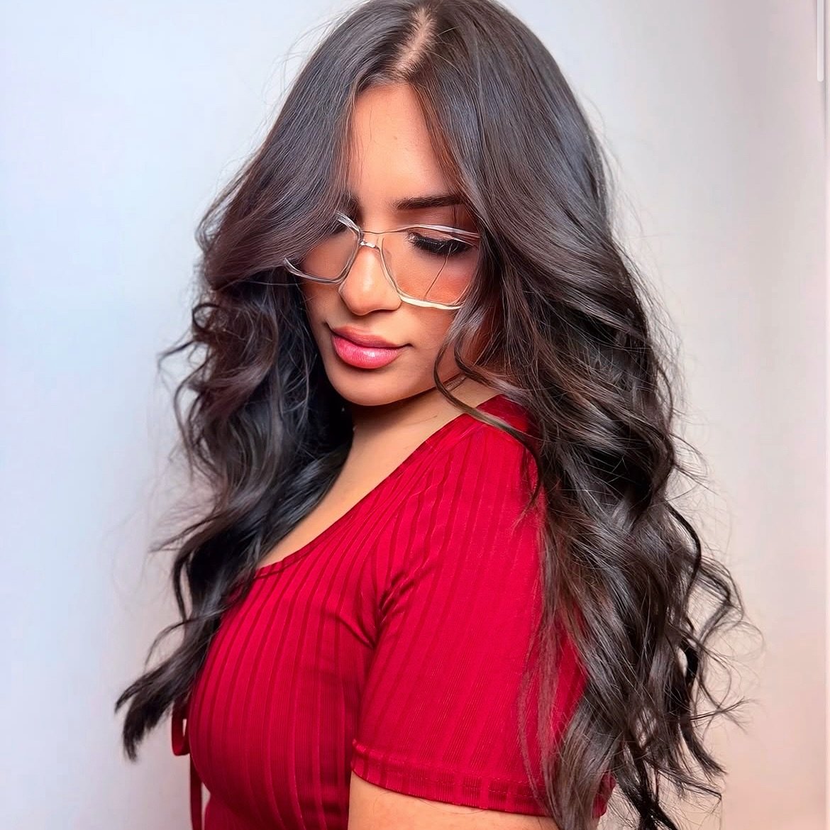 🍫 Rich Brunette Color for a Glossy, Chic Finish 🍫

Brunette is back with a vengeance! This dimensional chocolate brown with soft waves offers a timeless, elegant look. Perfect for busy professionals or students who want low-maintenance luxury.

🌟 