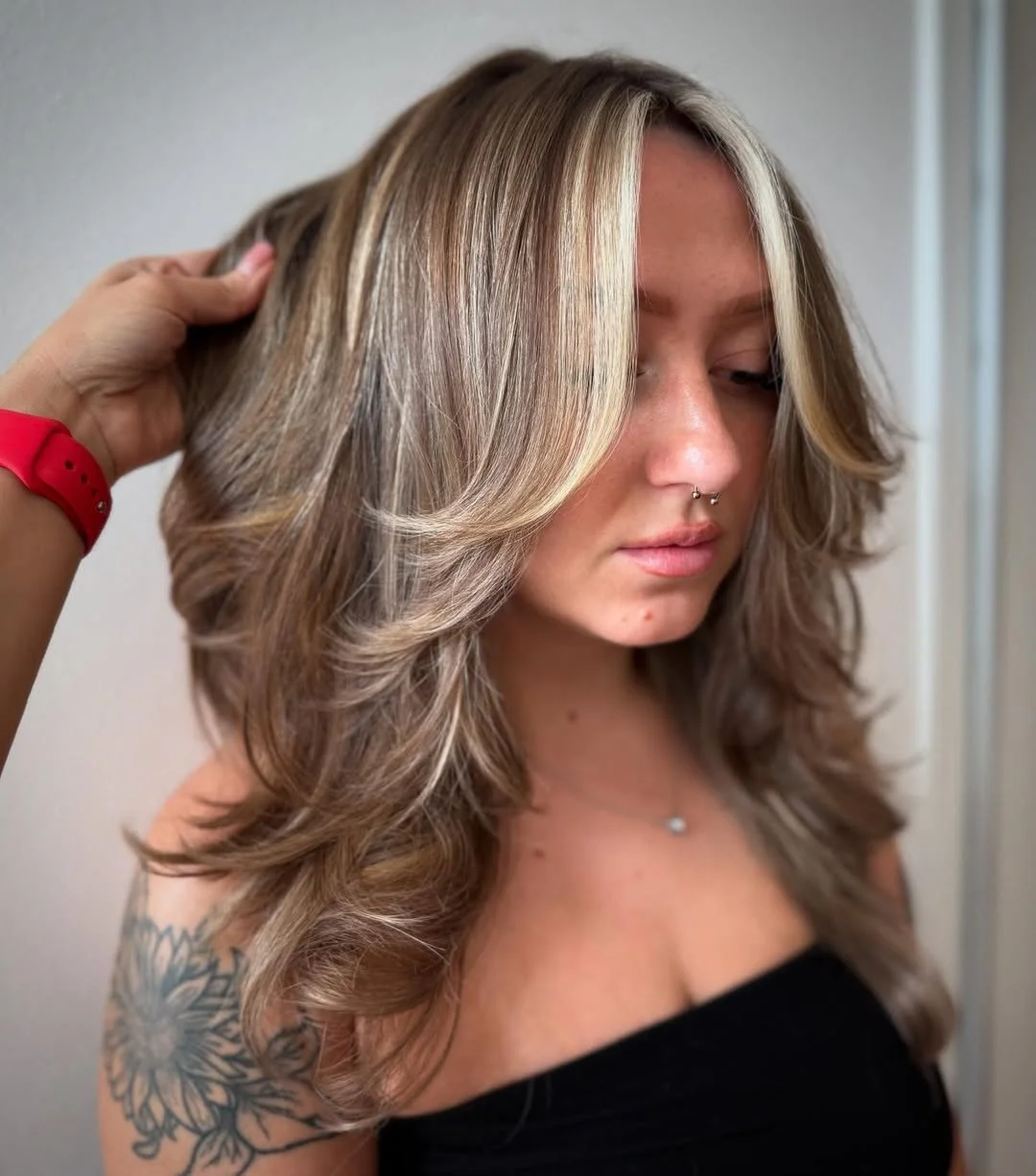 Repost: @genonebeauty - Money pieced up 🫶🏻 Color using @oligopro @saloneighty8 . . . #chicagohairstylist #moneypiecehighlights #blondehair #balayage⁠