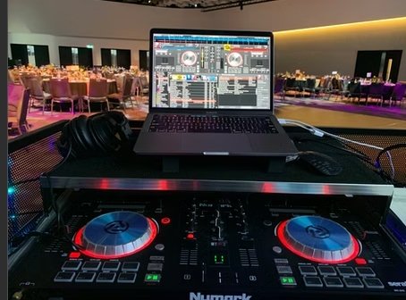 🎧 Meet Matt from @emceedj - your ultimate wedding atmosphere expert!
Looking for the perfect mix of experience, personality &amp; party energy? Matt&rsquo;s your guy.

Whether it's an elegant dinner or a full-on dance floor takeover, Matt brings the