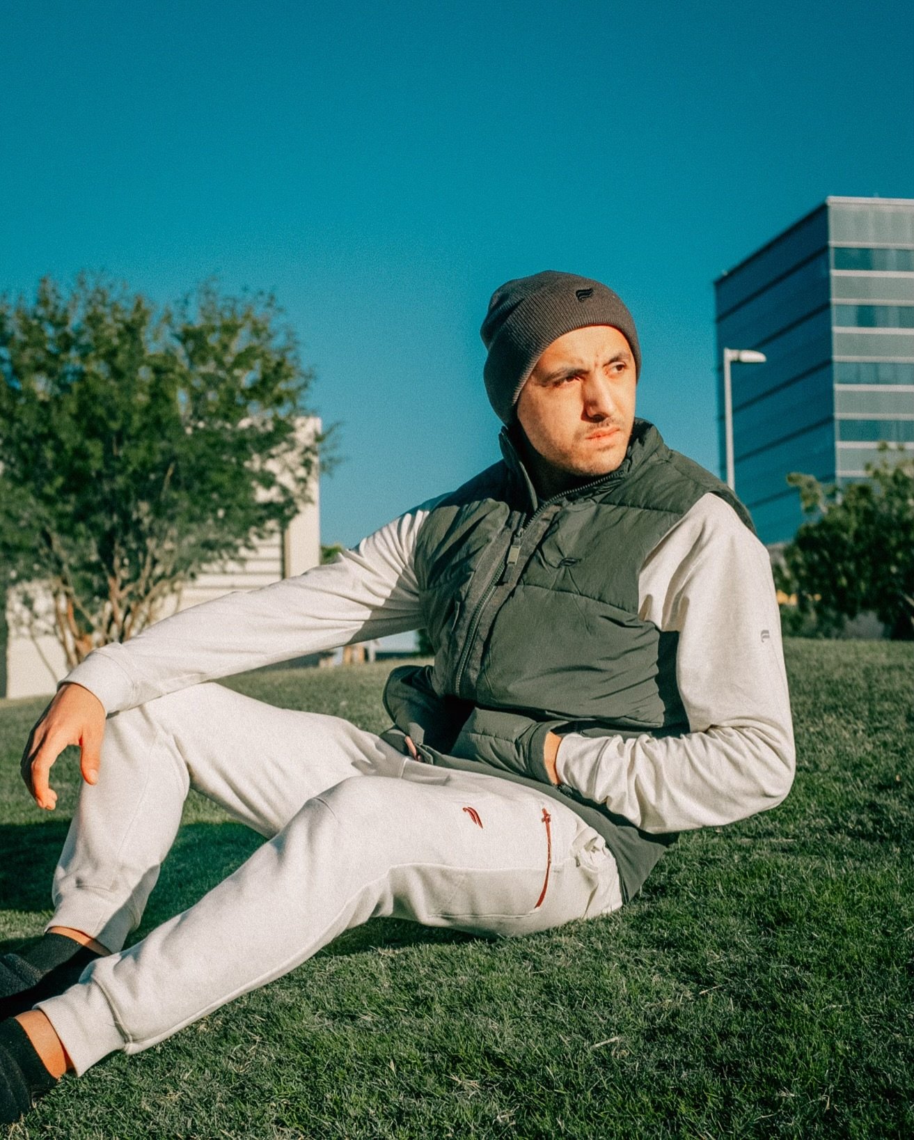 All treats, no tricks with @fabletics this season! Keeping it cozy in my winter fit&mdash;warm vest, comfy sweats, and a beanie ready for the chill. 🍬🎃 #FableticsMensPromoter @fableticsmen 
.
#mensfashion #halloween #fall #winter #menswear #menstyl