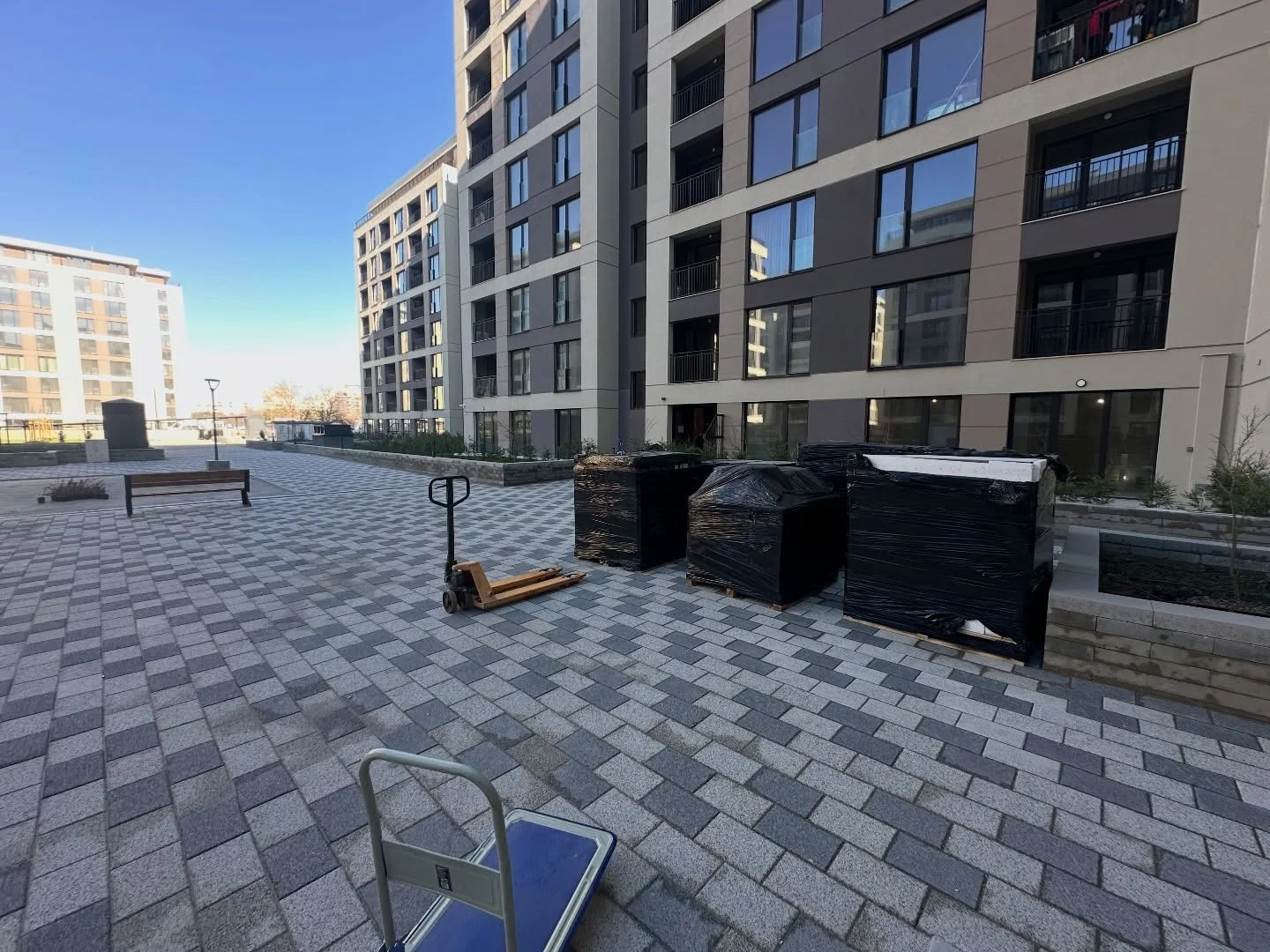 3,5 тона. 6 етажа. 1 екип. 🛠️

Днес се погрижихме за качването на 3.5 тона шумоизолация. Трудоемко? Да. Невъзможно за нас? Категорично не! 👊

Ако и вие имате нужда от пренасяне на тежки материали, мебели или техника &ndash; знаете към кого да се об