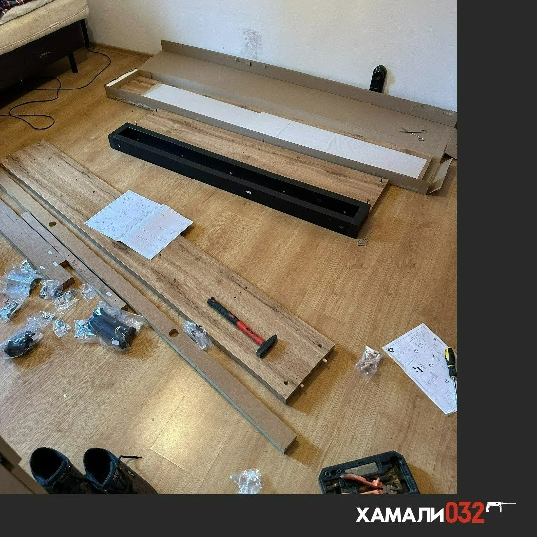 Всеки, който е сглобявал гардероб сам, знае &ndash; не е толкова лесно, колкото изглежда.

Имаме опит, нужните инструменти и търпение 🙂

Ще дойдем, ще доставим, ще сглобим мебелите ти и ще ти спестим поне няколко часа главоболия..

Спестяваме ти вре