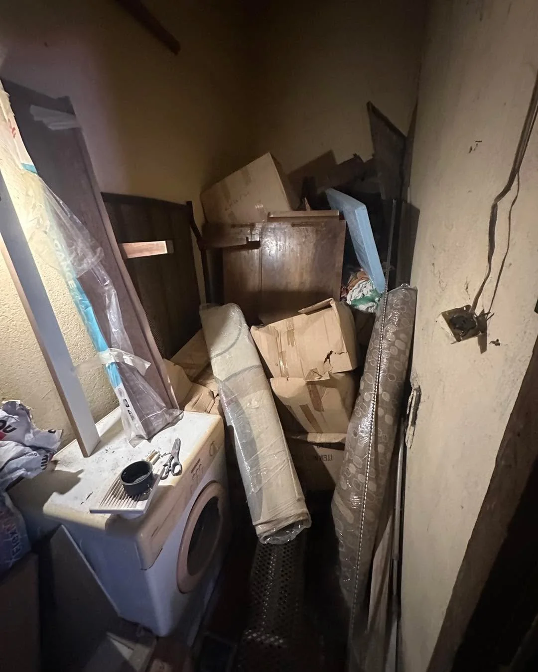 🏠 Почистване на мазета, тавани и гаражи &ndash; без излишни усилия от Ваша страна

Натрупани вещи, стари мебели, строителни отпадъци или ненужен багаж? Ние ще се погрижим за всичко &ndash; от изнасянето до извозването.

✅ Пълно освобождаване на поме
