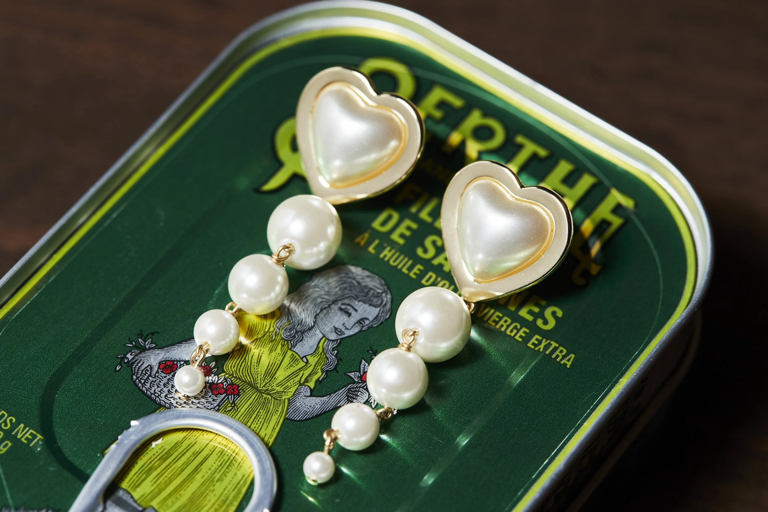 DJ_Holiday25_Pearl_Heart_Earrings_324.jpg