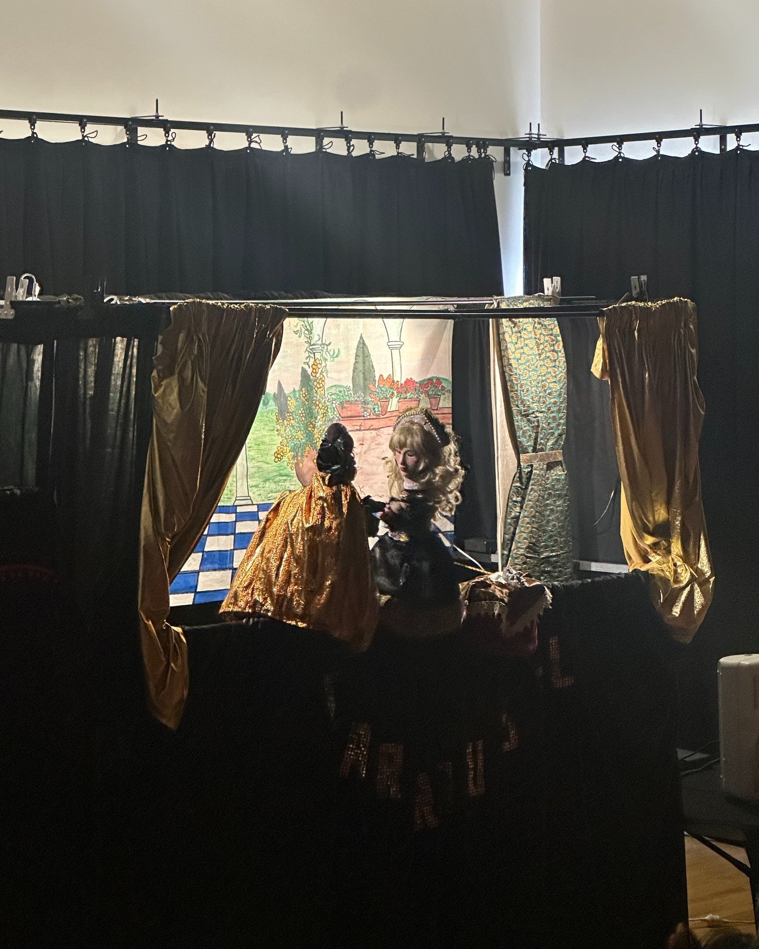 German Puppet Show 🎭
Year 5 German students recently enjoyed a special puppet performance of Cinderella / Aschenputtel by the Carousell Theatre Company! Mambourin students also joined in for the fun as part of an excursion! ✨