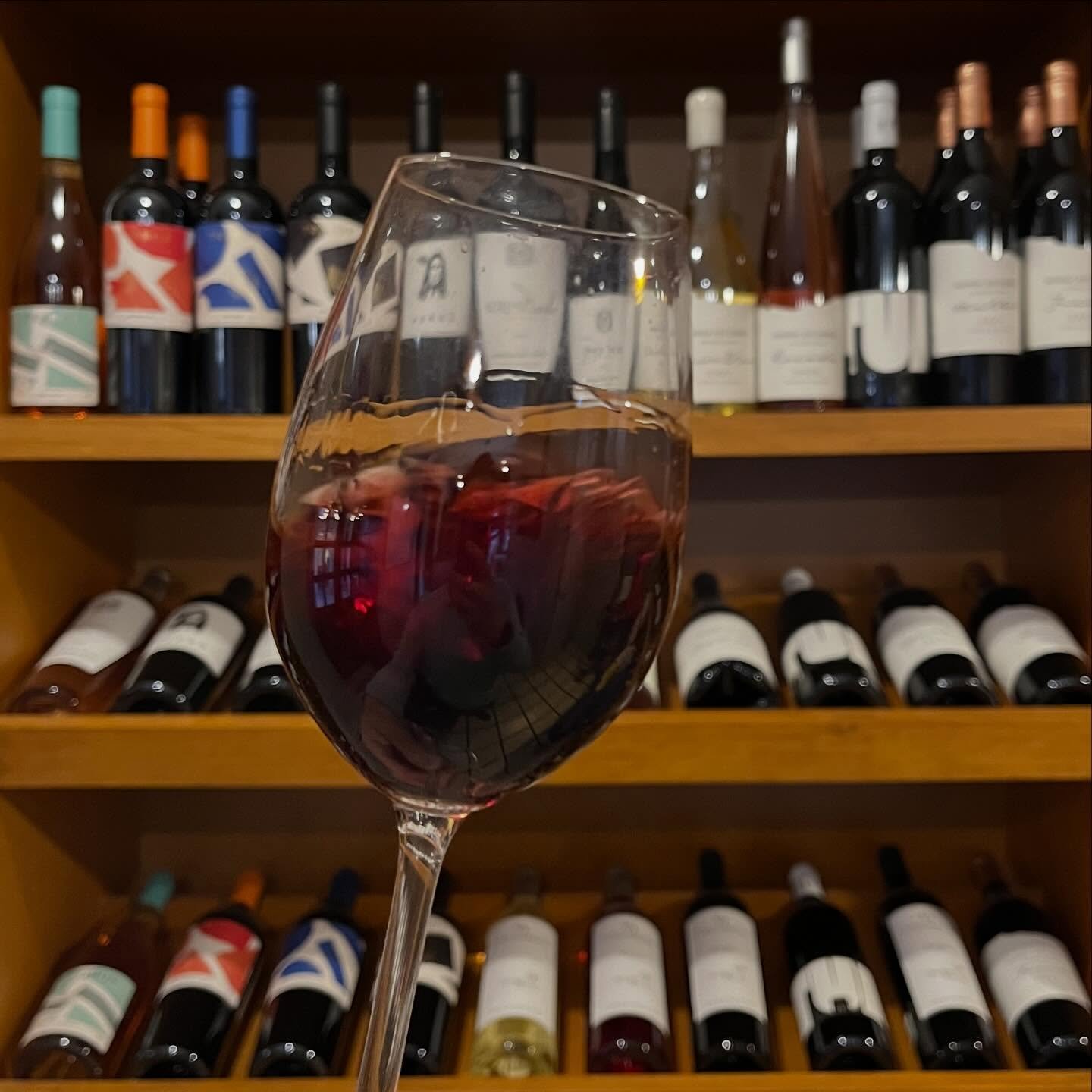 &iexcl;Que nunca se acabe el buen vino! 🍷 
Surte tu cava para las fiestas que se avecinan 🎅🎄💫🥂
🛍️ Ventas y reservaciones:
✅ hola@uvacava.com