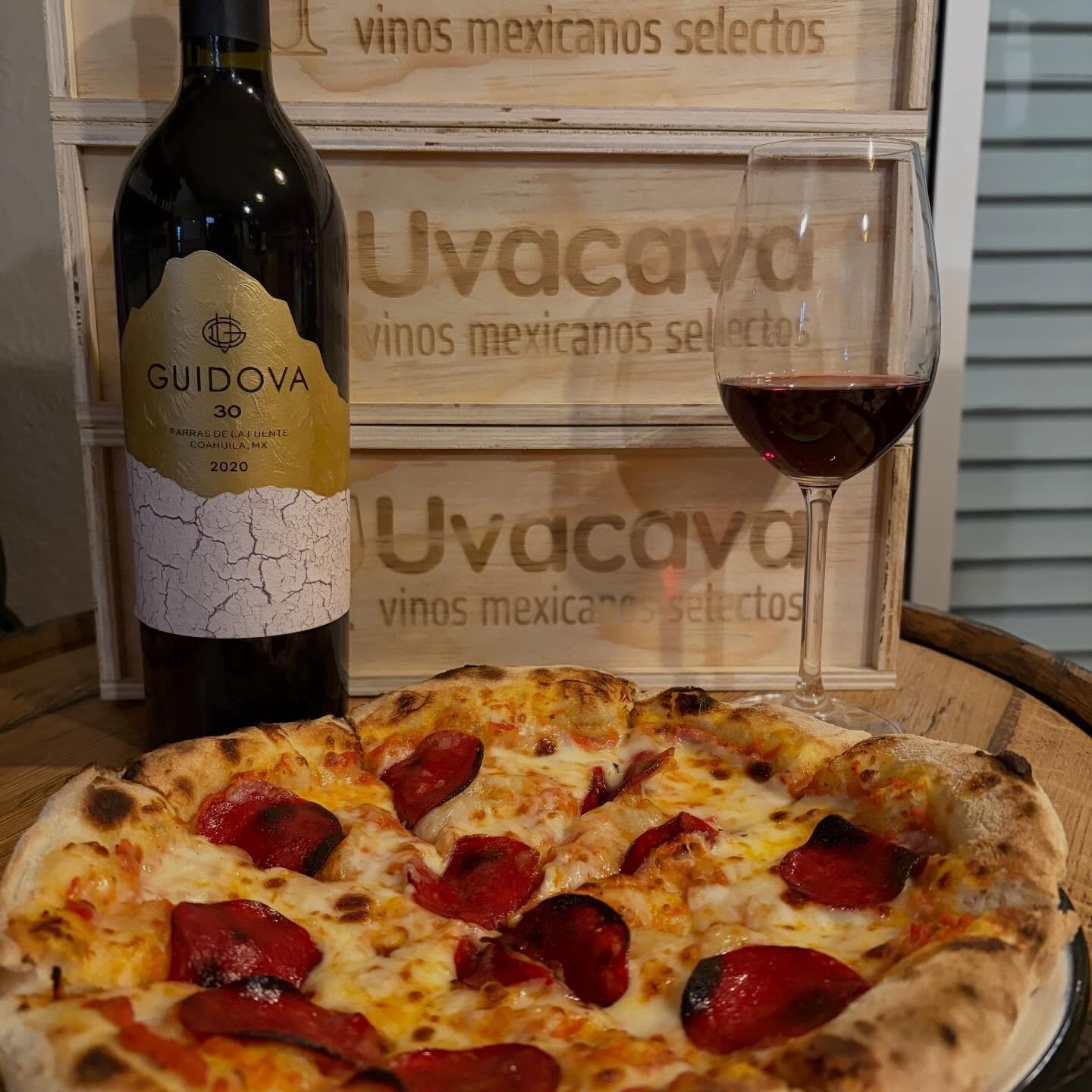 Vino con pizza y la vida se reinicia 😎
🍷🍕
Reservaciones: hola@uvacava.com