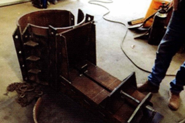Aegir Divers Mornington Peninsula conducting dive repairs to the sea wall for Blairgowrie Yacht Club. Image shows The Claw at the workshop for MAW Civil