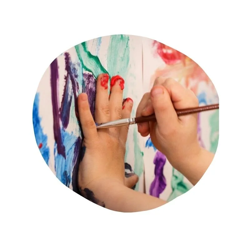 Kinder malen mit bunten Farben auf einem Whiteboard und verwenden einen Pinsel.