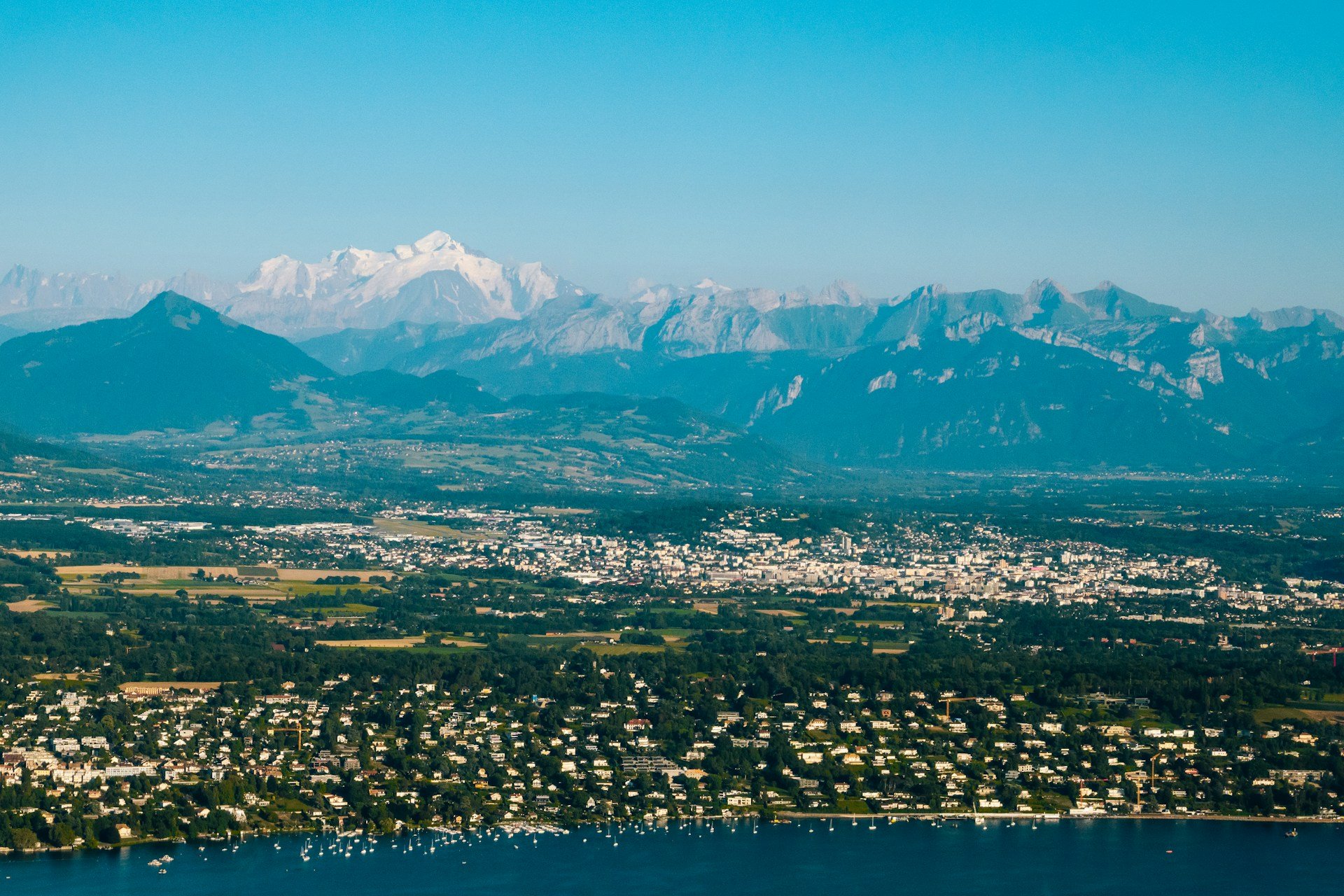 Vue des montagnes d'Annecy et de Haute-Savoie, région où Nutrition Holistique du Léman accompagne les personnes en prévention santé et nutrition oncologique.