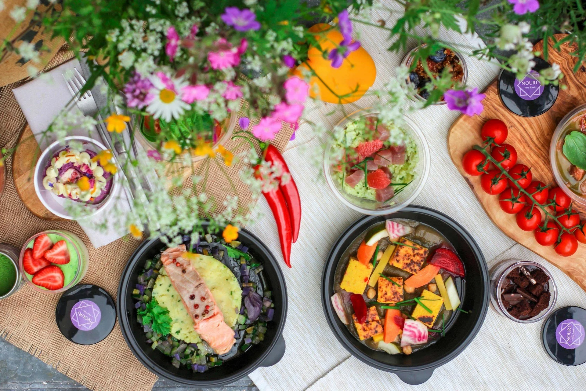 Vue de dessus de deux bols gourmands remplis d'aliments sains et de légumes de toutes les couleurs pour faire le plein d'antioxydants.