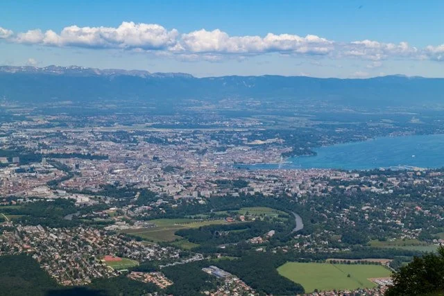 Paysage entre le Pays de Gex, Genève et Annecy illustrant l'accompagnement en nutrition holistique personnalisé proposé par Nutrition Holistique du Léman.