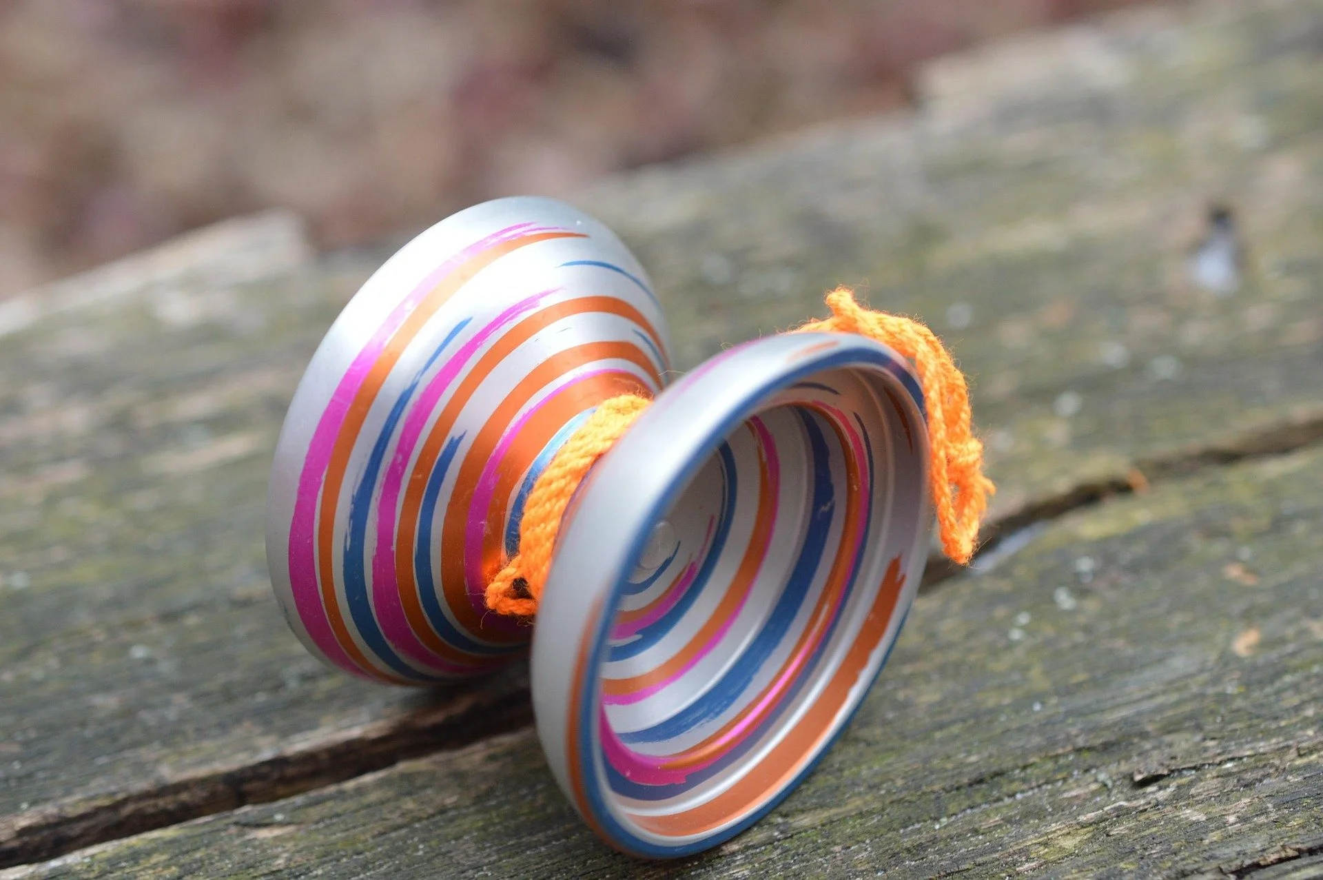 Yo-yo coloré illustrant les fluctuations de poids et la recherche d'une perte de poids durable