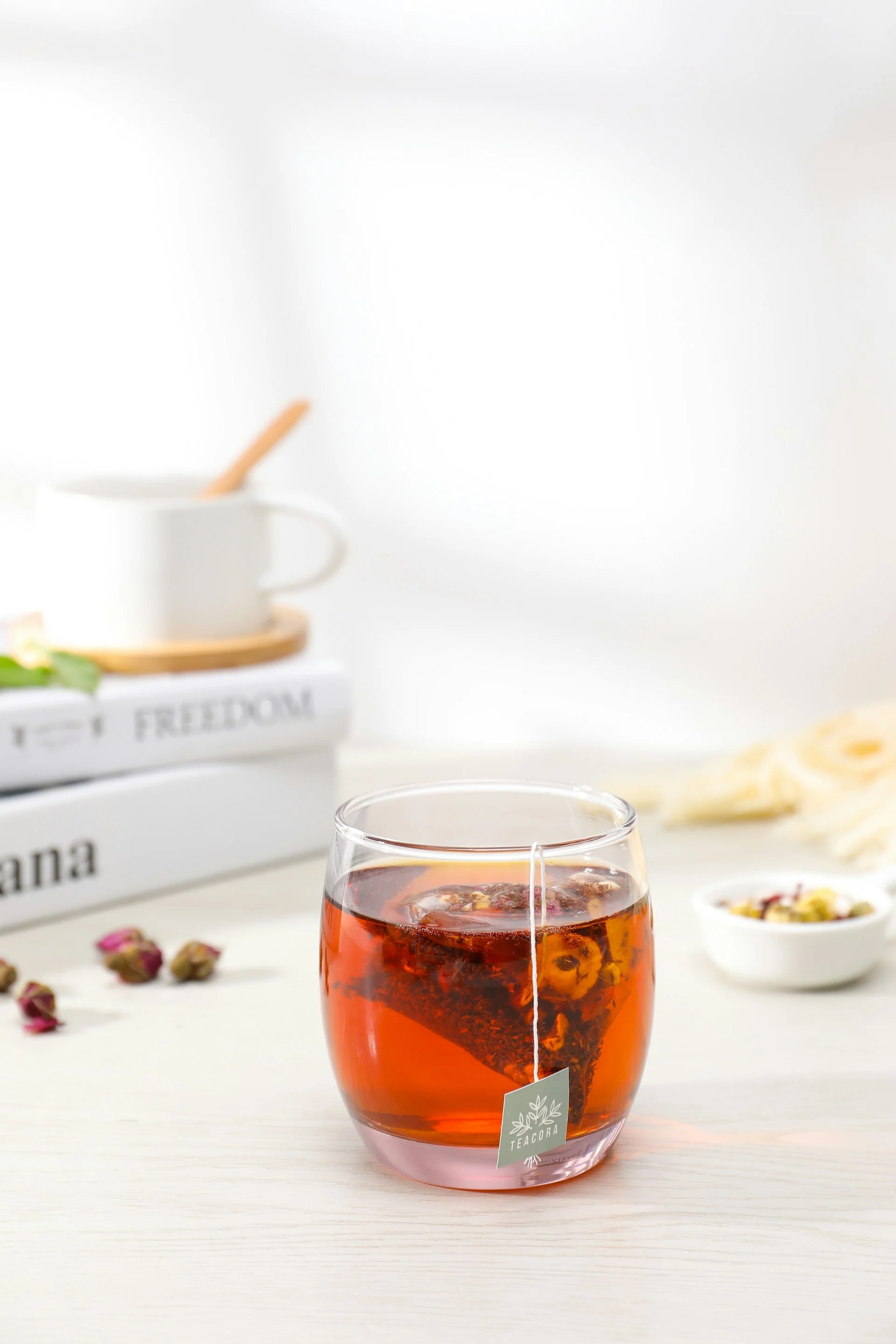 Tasse de thé et livres sur une table, symbole d'une pause bien-être pendant un sevrage tabagique accompagné par la nutrition à Genève.