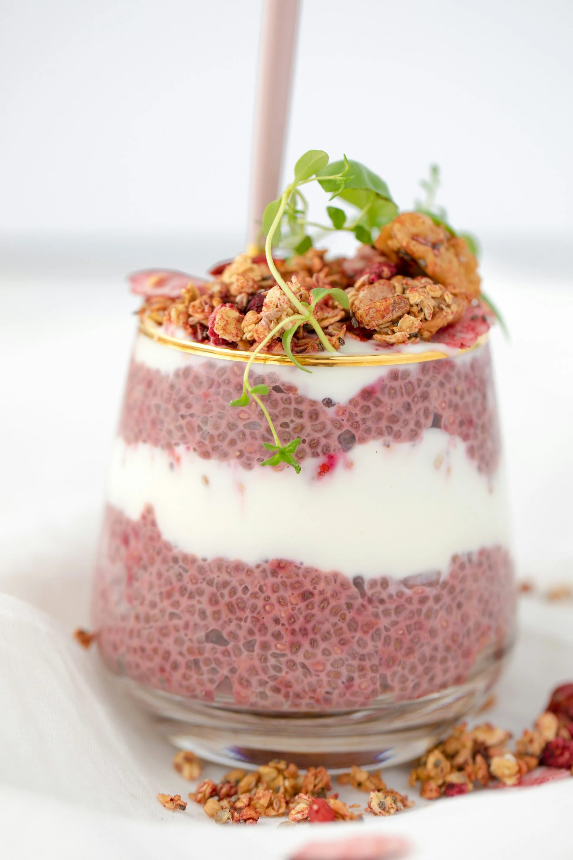 Un dessert gourmand préparé avce un pudding de graines de chia et un assortiement de graines croquantes, riche en fibres pour le microbiote.