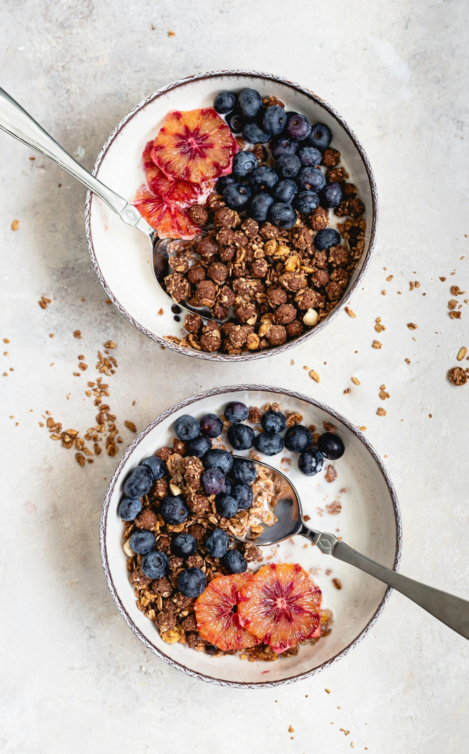 Deux bols de granola et fruits frais pour un goûter équilibré qui aide à limiter les fringales lors du sevrage tabagique.