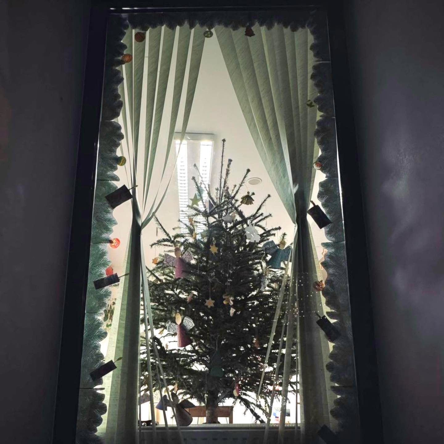 👼🏼✨ Frohe Weihnachten w&uuml;nschen die flexiblen Hilfen Murau ✨👼🏼

Unser Christbaum strahlt heuer ganz besonders &ndash; denn er wurde mit viel Liebe, Kreativit&auml;t und Freude von den Kindern geschm&uuml;ckt.💫🎄

Wir w&uuml;nschen euch allen