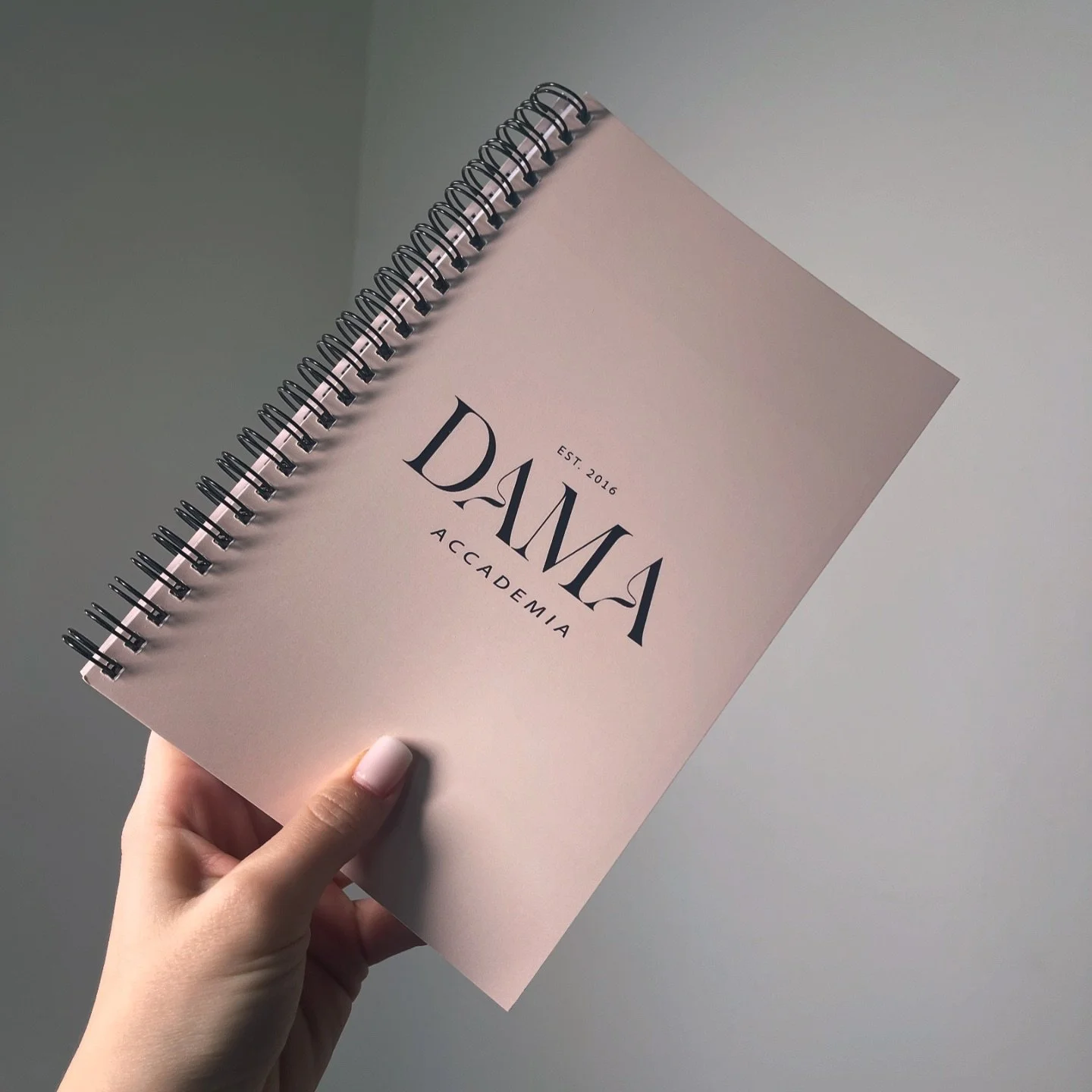 Back to school? 🎓

A Settembre ripartiremo con i nostri Corsi di Formazione.

Per questa occasione guardate cosa abbiamo realizzato per voi!

  𝐍𝐮𝐨𝐯𝐢𝐬𝐬𝐢𝐦𝐢 𝐐𝐮𝐚𝐝𝐞𝐫𝐧𝐢 𝐟𝐢𝐫𝐦𝐚𝐭𝐢 𝐃𝐀𝐌𝐀 𝐀𝐜𝐜𝐚𝐝𝐞𝐦𝐢𝐚. 

Durante i nostri Cors