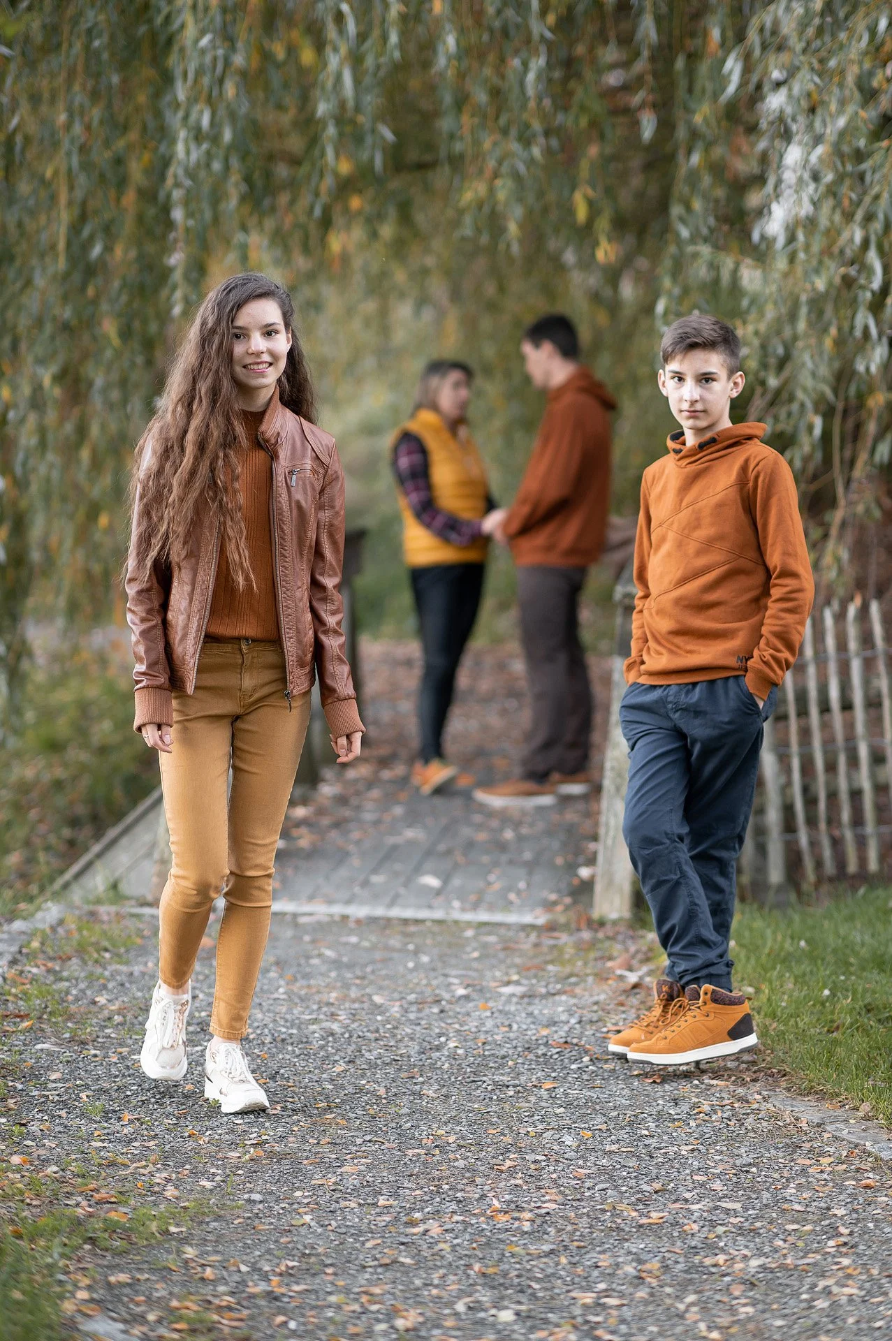 Geschwister bei einem Familienshooting im Herbst.