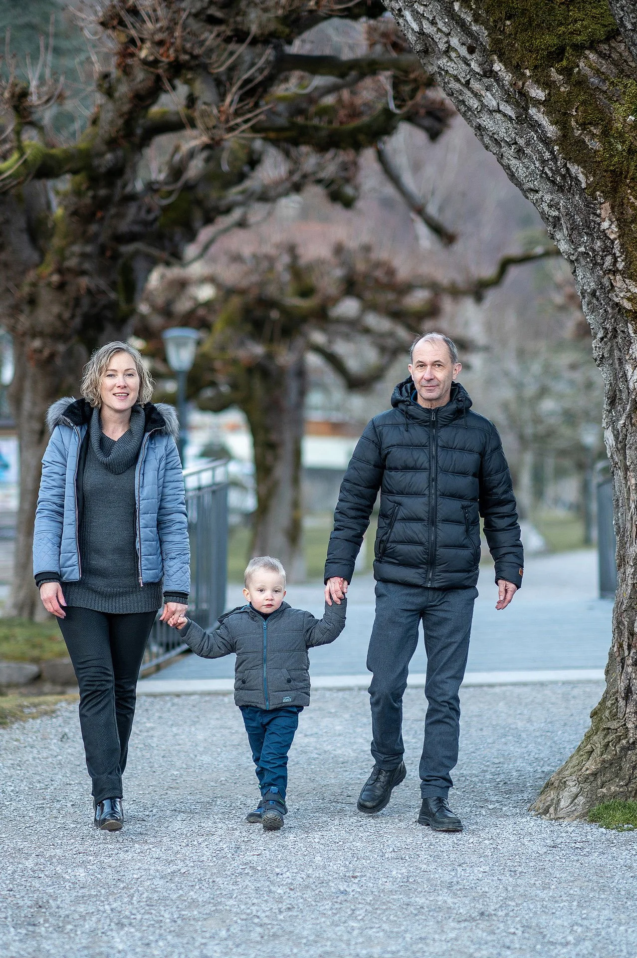 Familie mit Kind bei einem Fotoshooting im Freien.