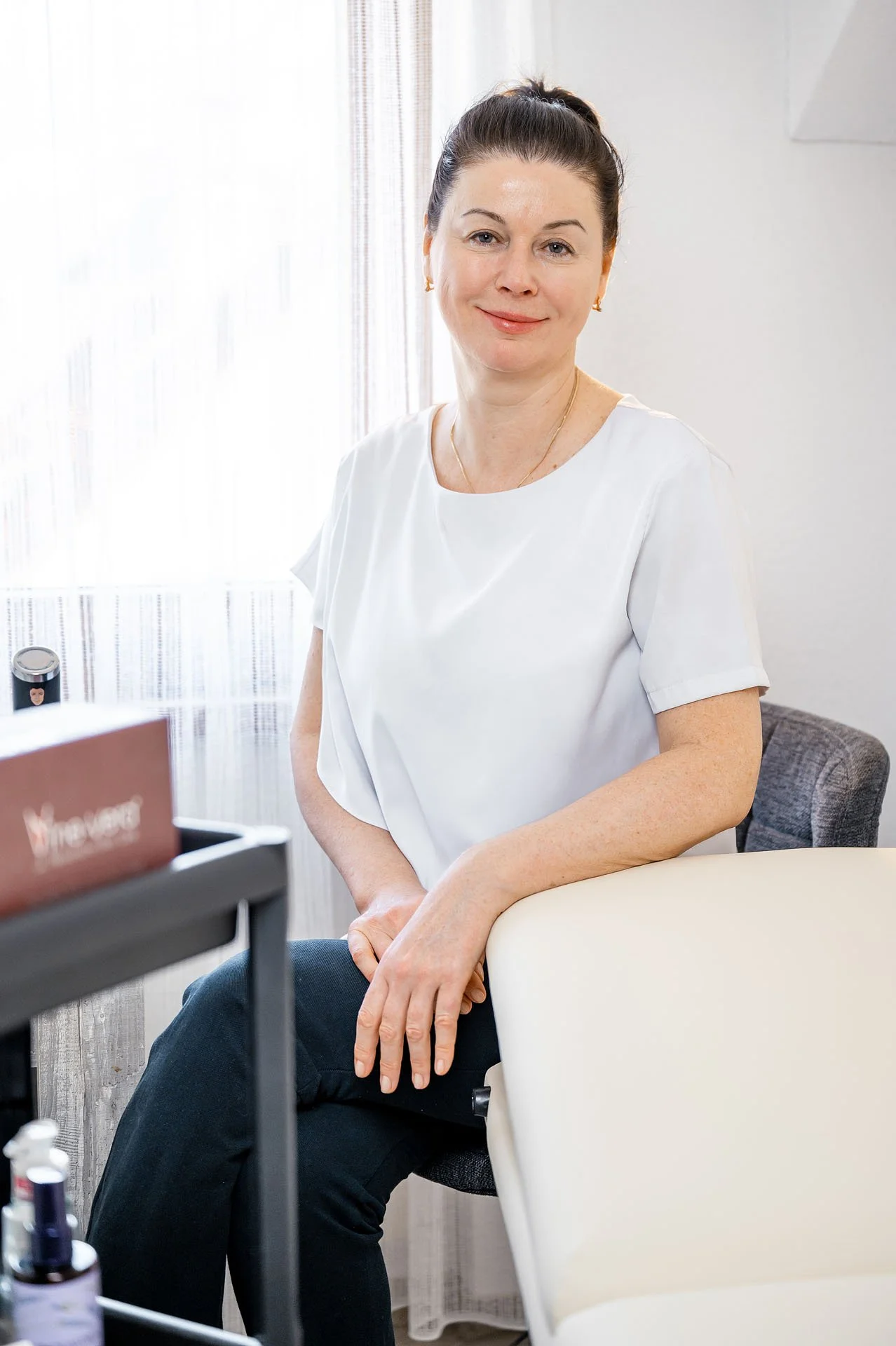 Mitarbeiterin eines Unternehmens bei einem Businessporträt
