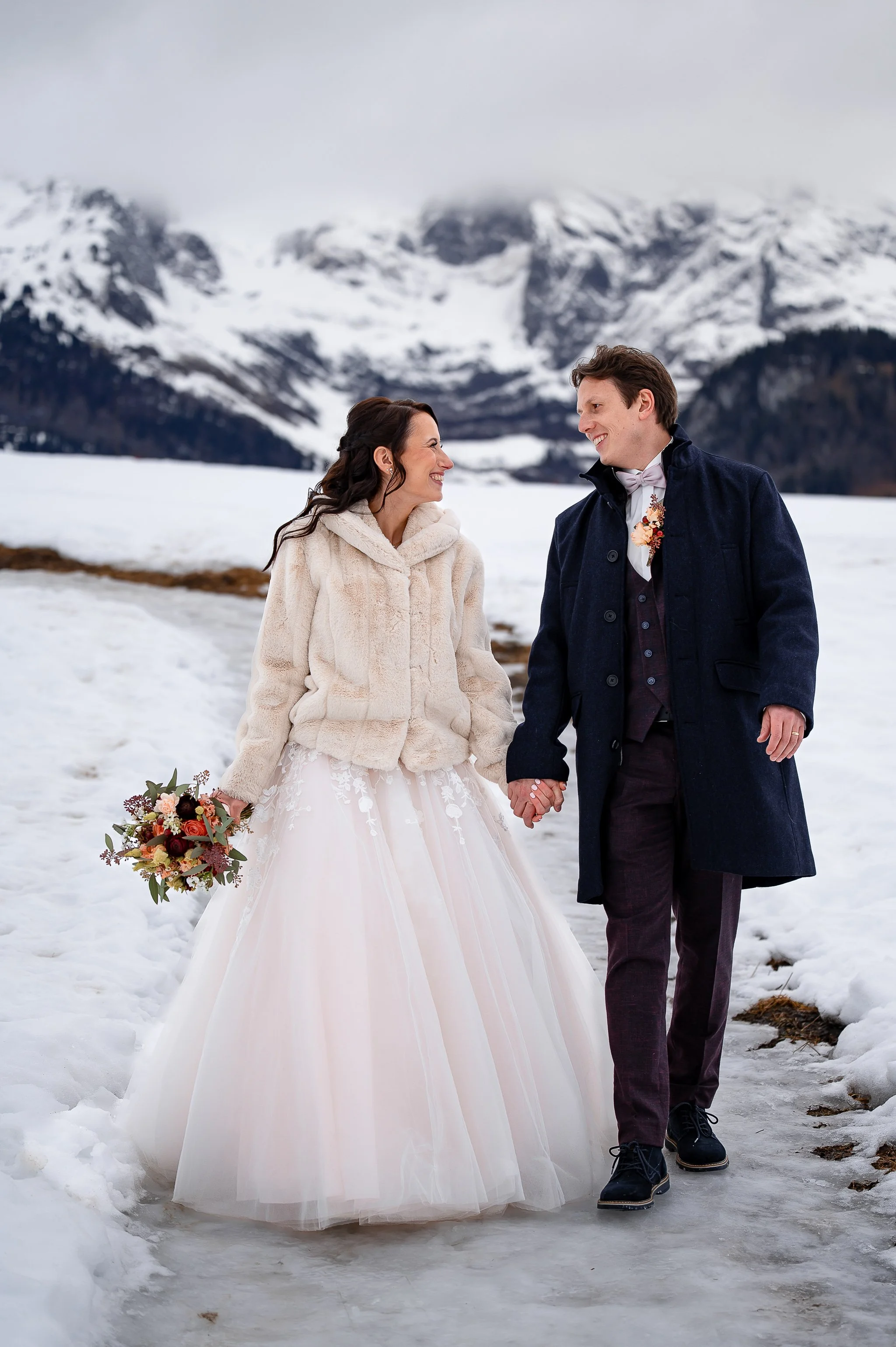 Brautpaar bei einer Winterhochzeit in den Schweizer Bergen.