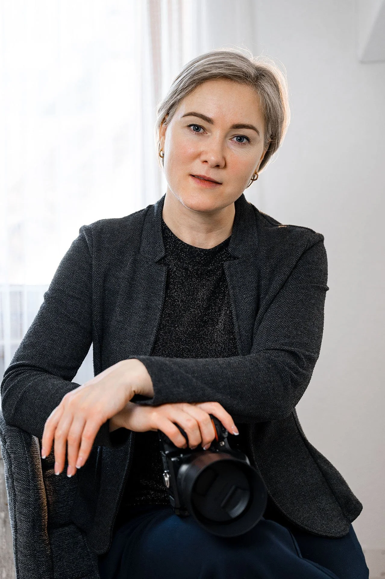Businessfotografin Lana Gross mit Kamera.