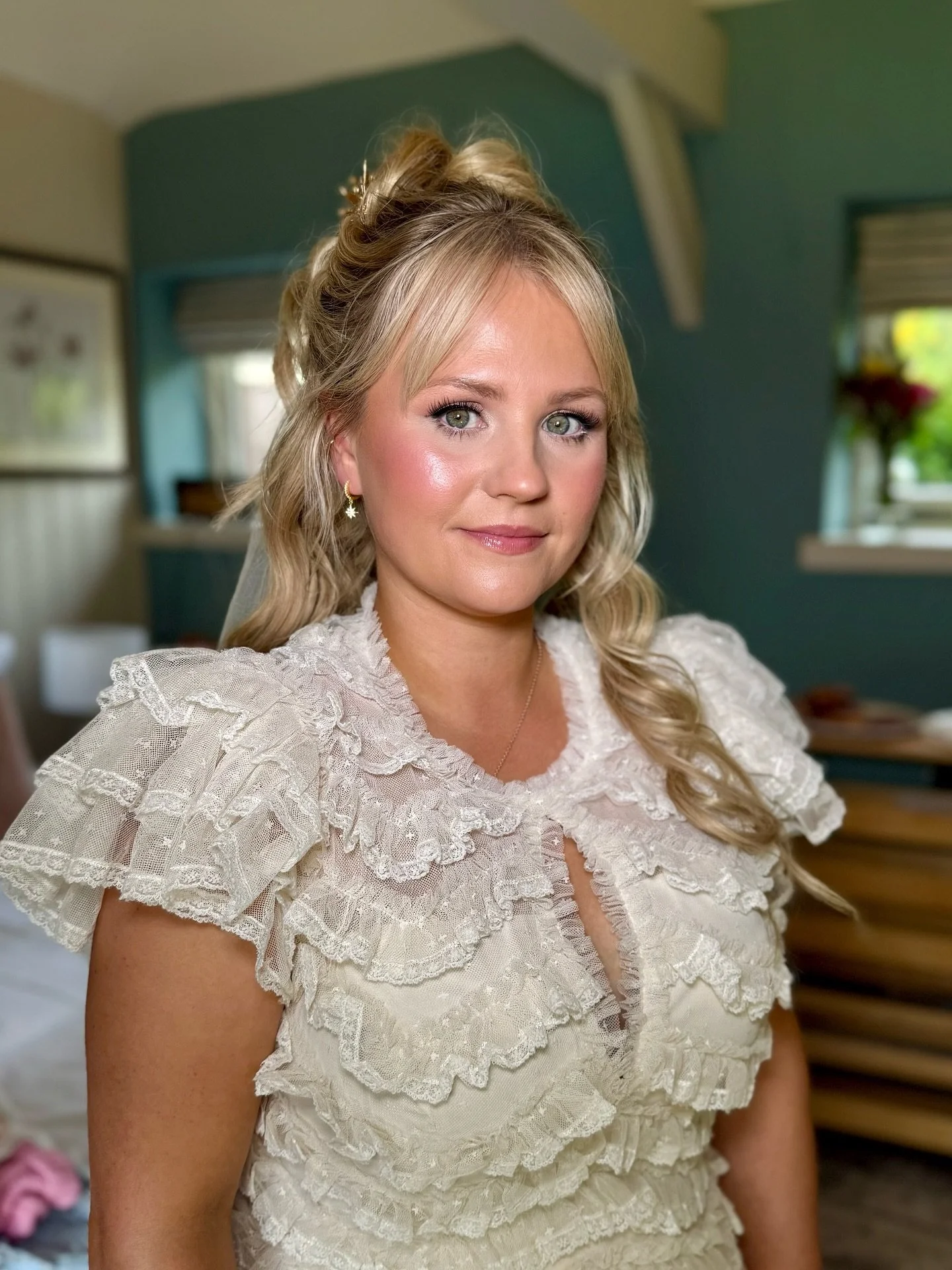 Sarah 💖
Swipe for Sarah’s makeup reveal ➡️
Oh this was a special one!! I’ve know Sarah for years and it was such a pleasure getting her bride ready yesterday @thewhitehorsechilgrove 
She was an absolute vision and my most ideal person