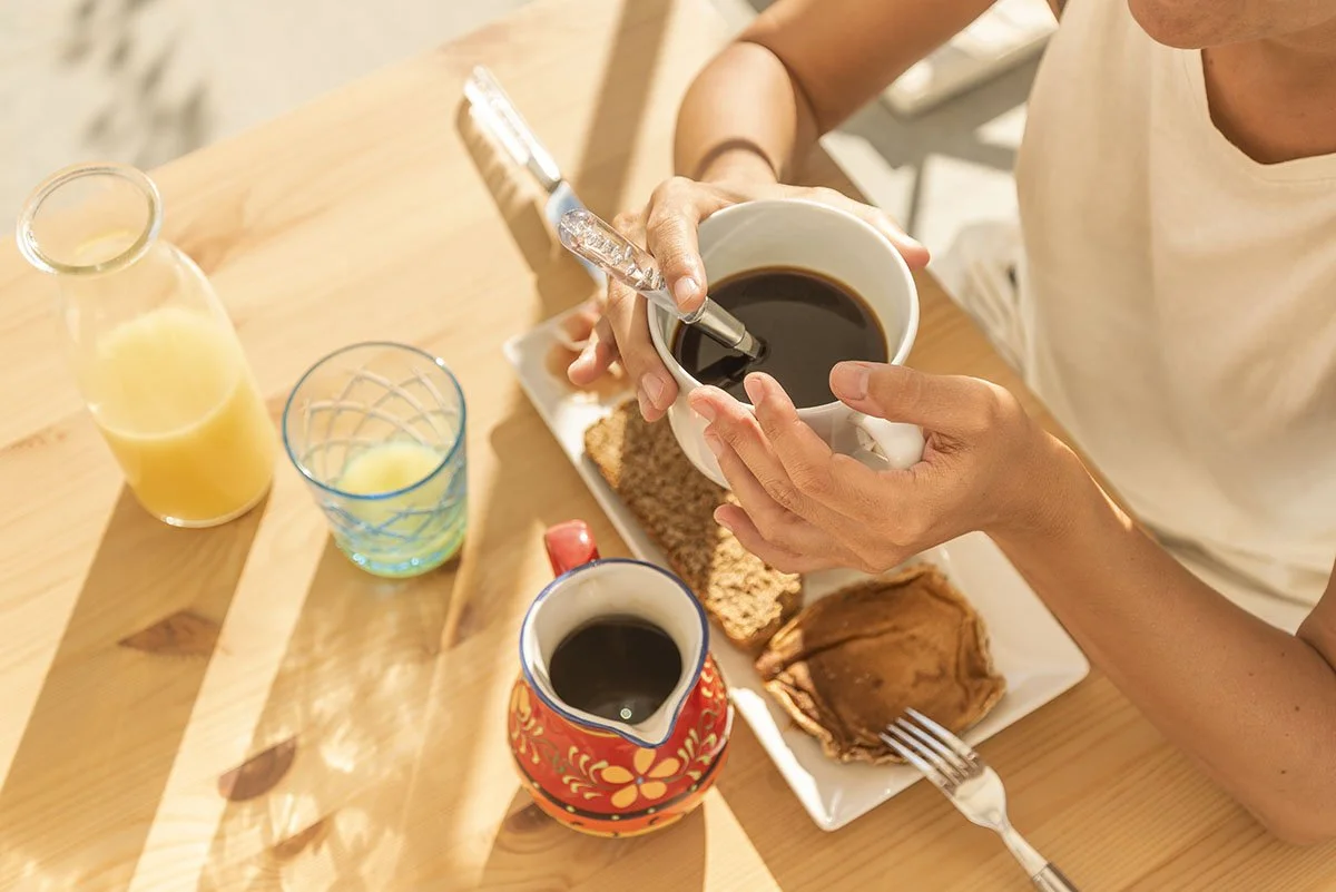 Picnic blanket with pour‑over setup for Mystic Amazonas, fresh fruit and a mountain view.