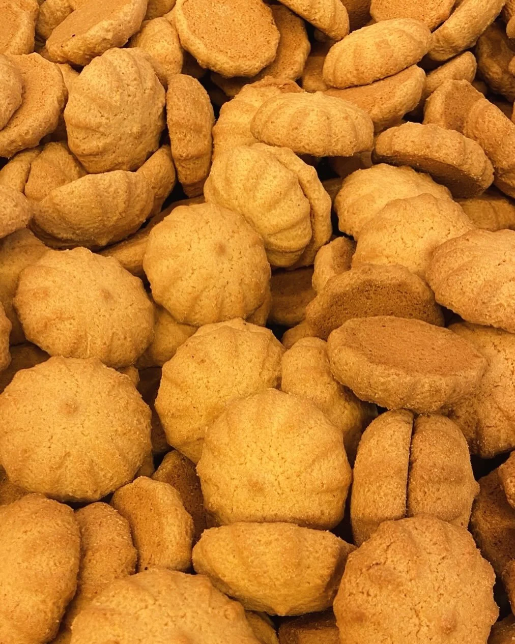 Un parfum qui rappelle les go&ucirc;ters d&rsquo;enfance : le biscuit croustillant, la surprise fondante du chocolat au milieu&hellip; 🤎

👉 Et vous, quel est le biscuit qui vous rappelle votre enfance ?