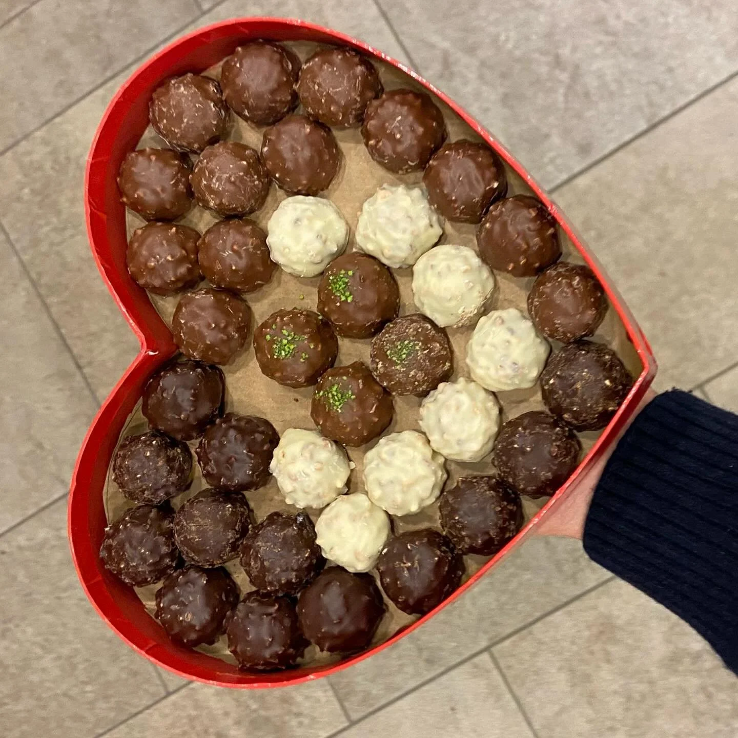 Encore &amp; Encore vous d&eacute;voile son c&oelig;ur le plus gourmand ❤️
Un &eacute;crin en forme de c&oelig;ur, rempli de rochers pralin&eacute; fondants et ultra croustillants&hellip;
&Agrave; partager &agrave; deux (ou pas 😏), pour une soir&eac