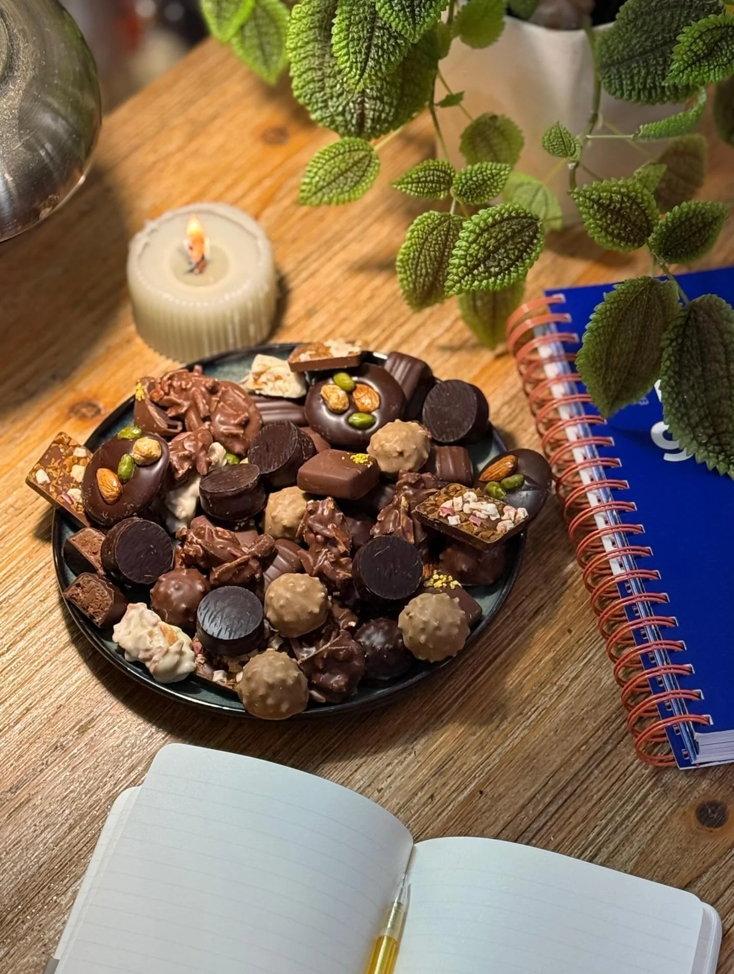 Des chocolats pos&eacute;s l&agrave;, simplement.
Comme une &eacute;vidence.
Chez Encore &amp; Encore, chaque bouch&eacute;e raconte une histoire de mati&egrave;re, de pr&eacute;cision et de gourmandise.
Le croquant d&eacute;licat, le c&oelig;ur fond