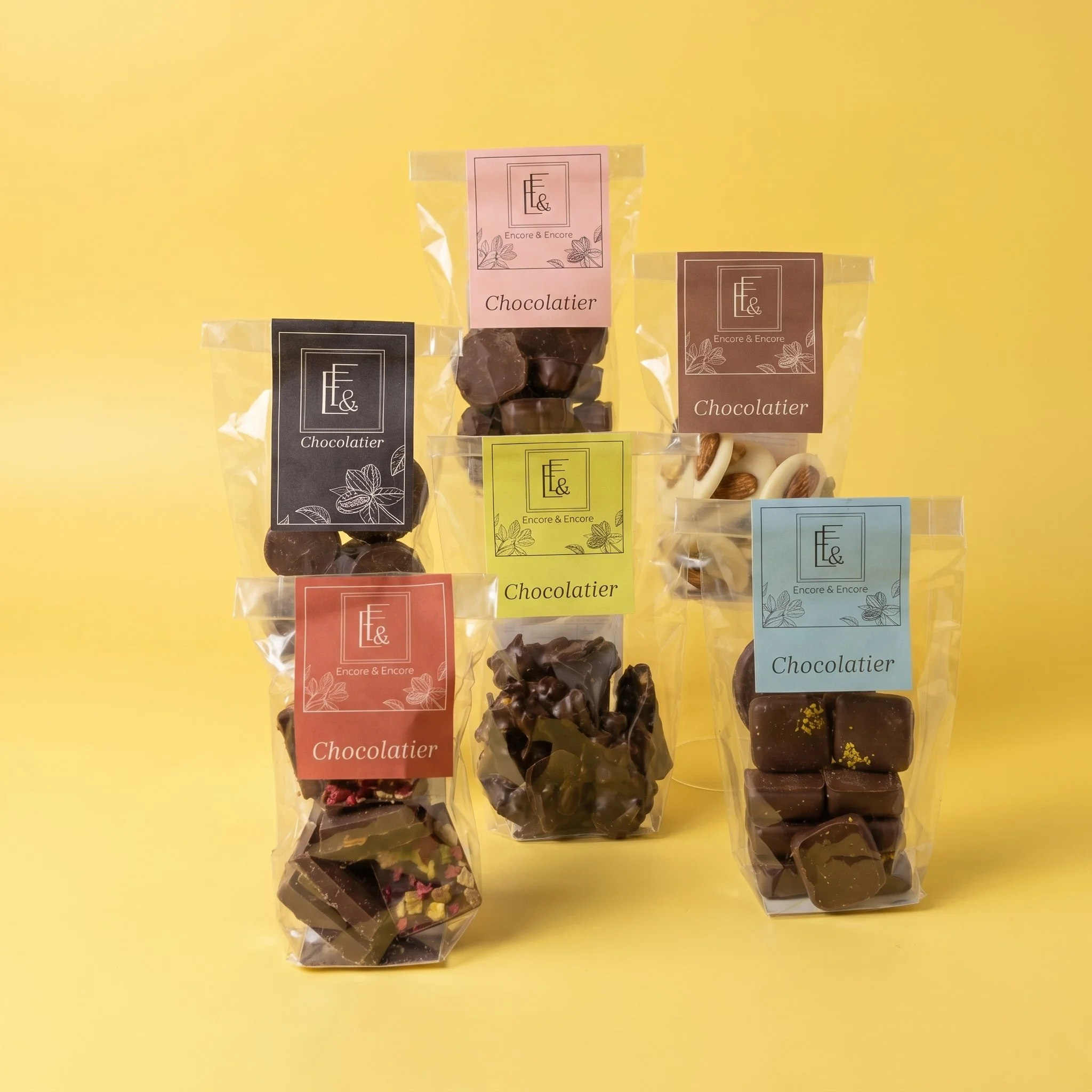 D&eacute;couvrez notre s&eacute;lection raffin&eacute;e de chocolats en sachet. 🍫Six cr&eacute;ations uniques : Pralin&eacute;s croustillants au lait, Mendiants Blanc, Ganache Lait Citron, Ganache Lait Saint-Domingue,  Carr&eacute;s Lait Pistache-Fr