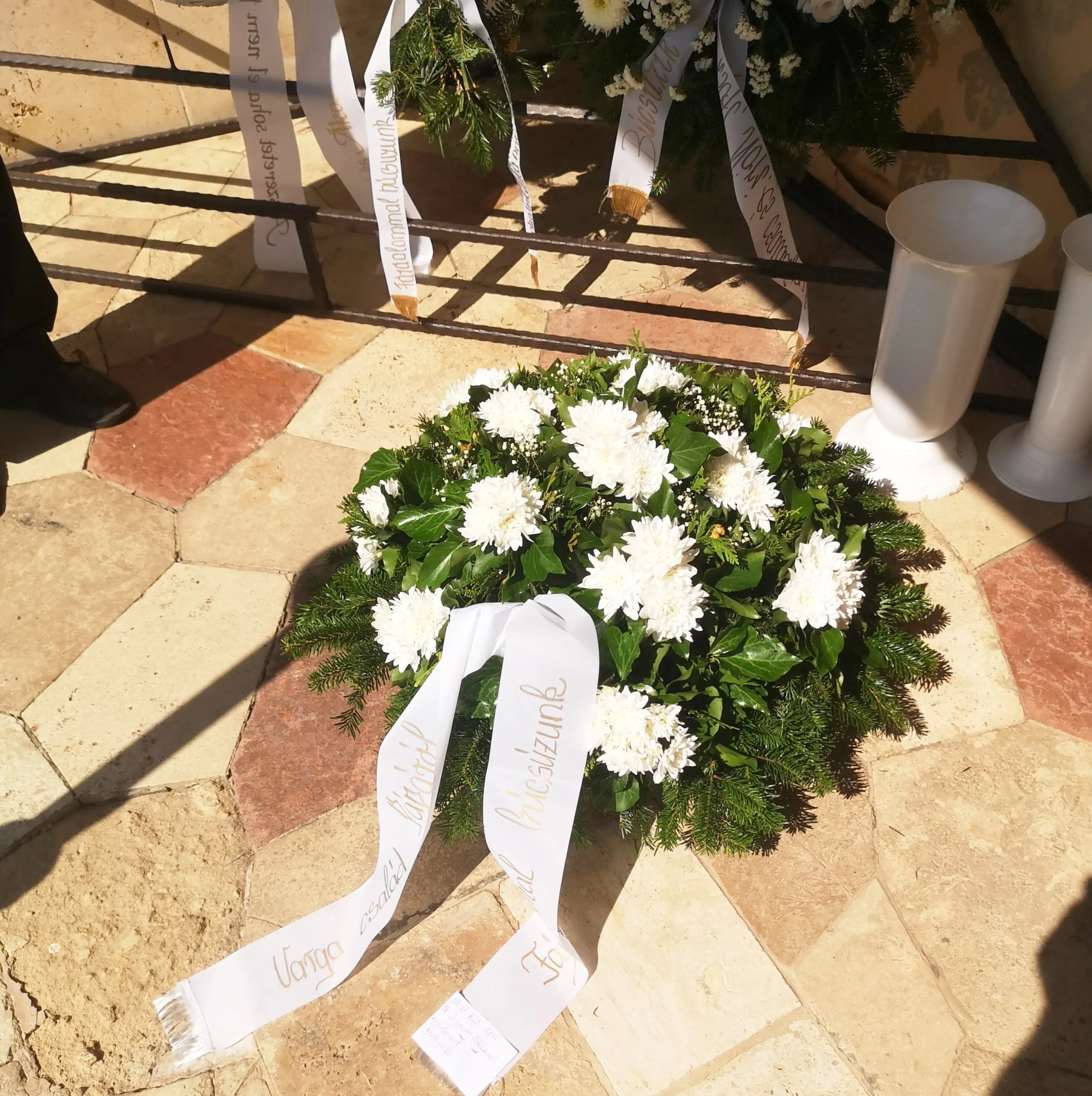 Közepes méretű koszorú a kecskeméti köztemetőbe - friss virágokból, egyedi felirattal.