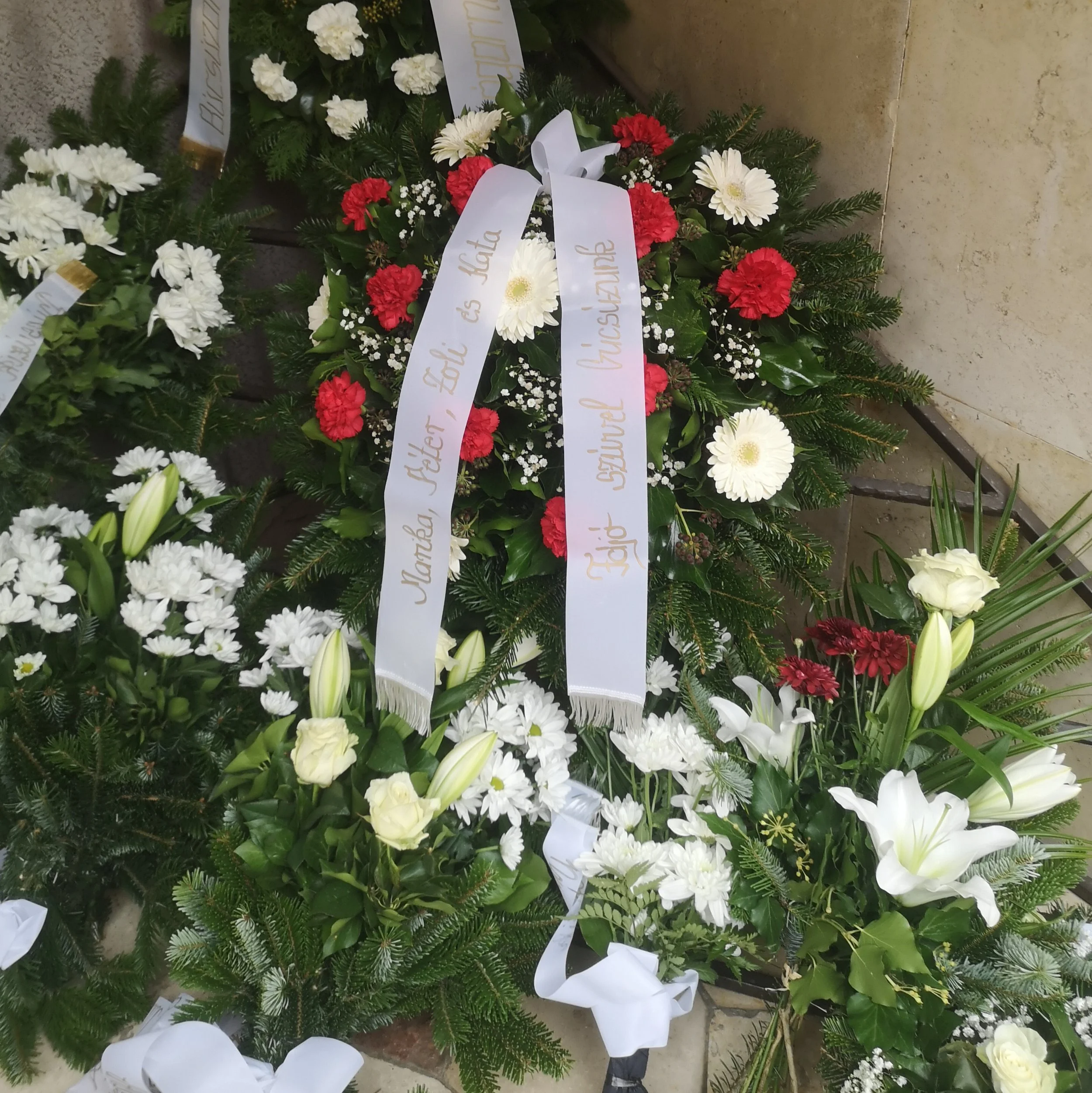 Olcsó, kisméretű kegyeleti koszorú a Kecskeméti Köztemetőben - friss virágokkal, gyors szállítással.