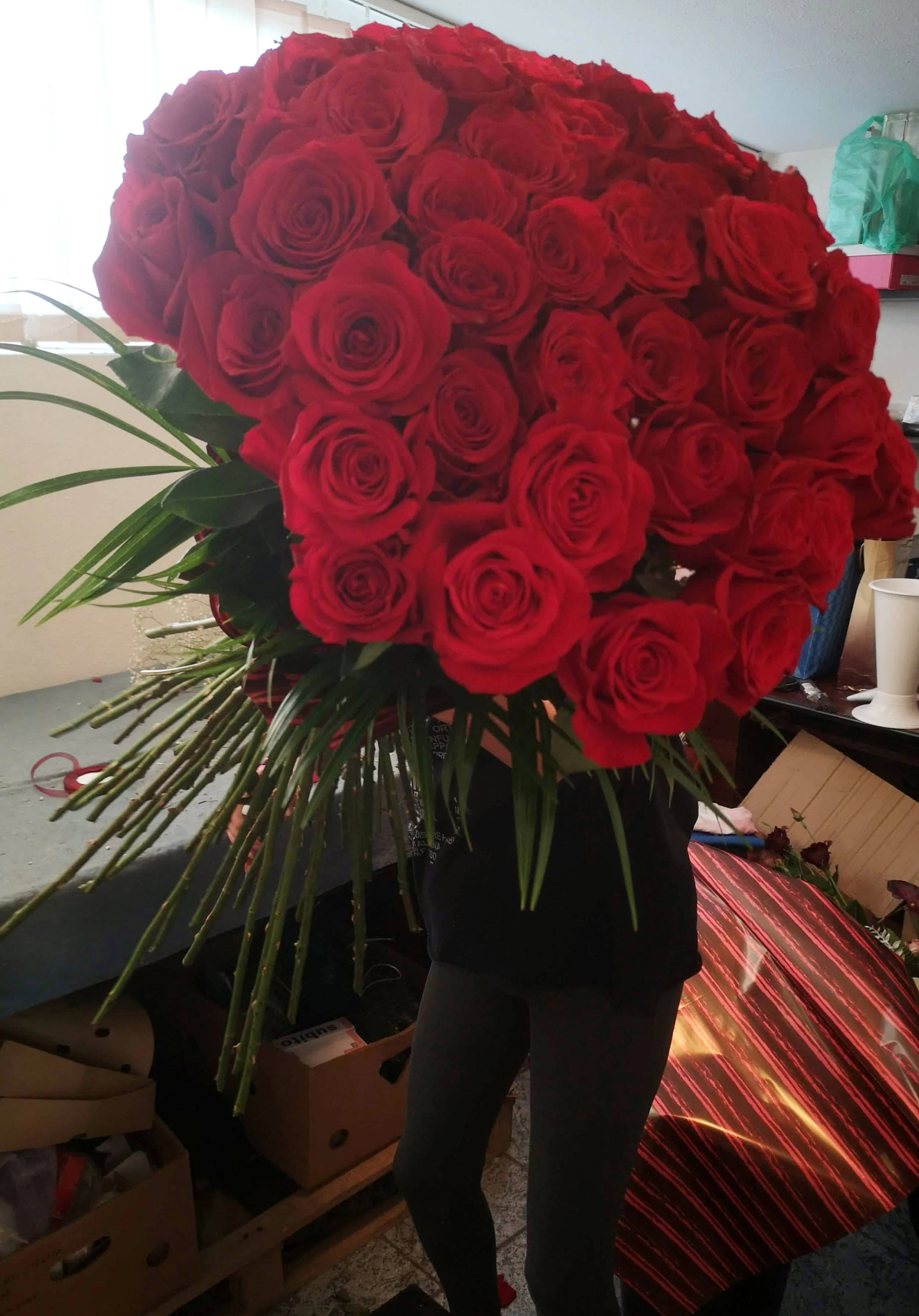 Friss vörös rózsacsokor készítése és kiszállítása Tündi Kézműves Virágtól