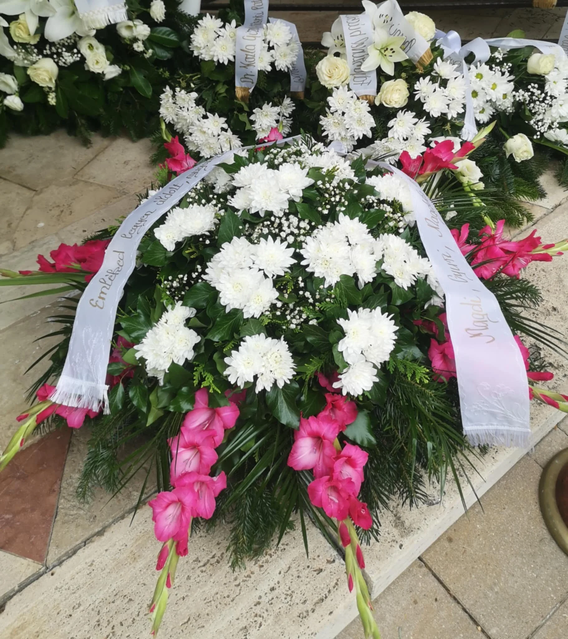 Frissen készült kegyeleti koszorú kihelyezése a Kecskeméti Köztemetőben