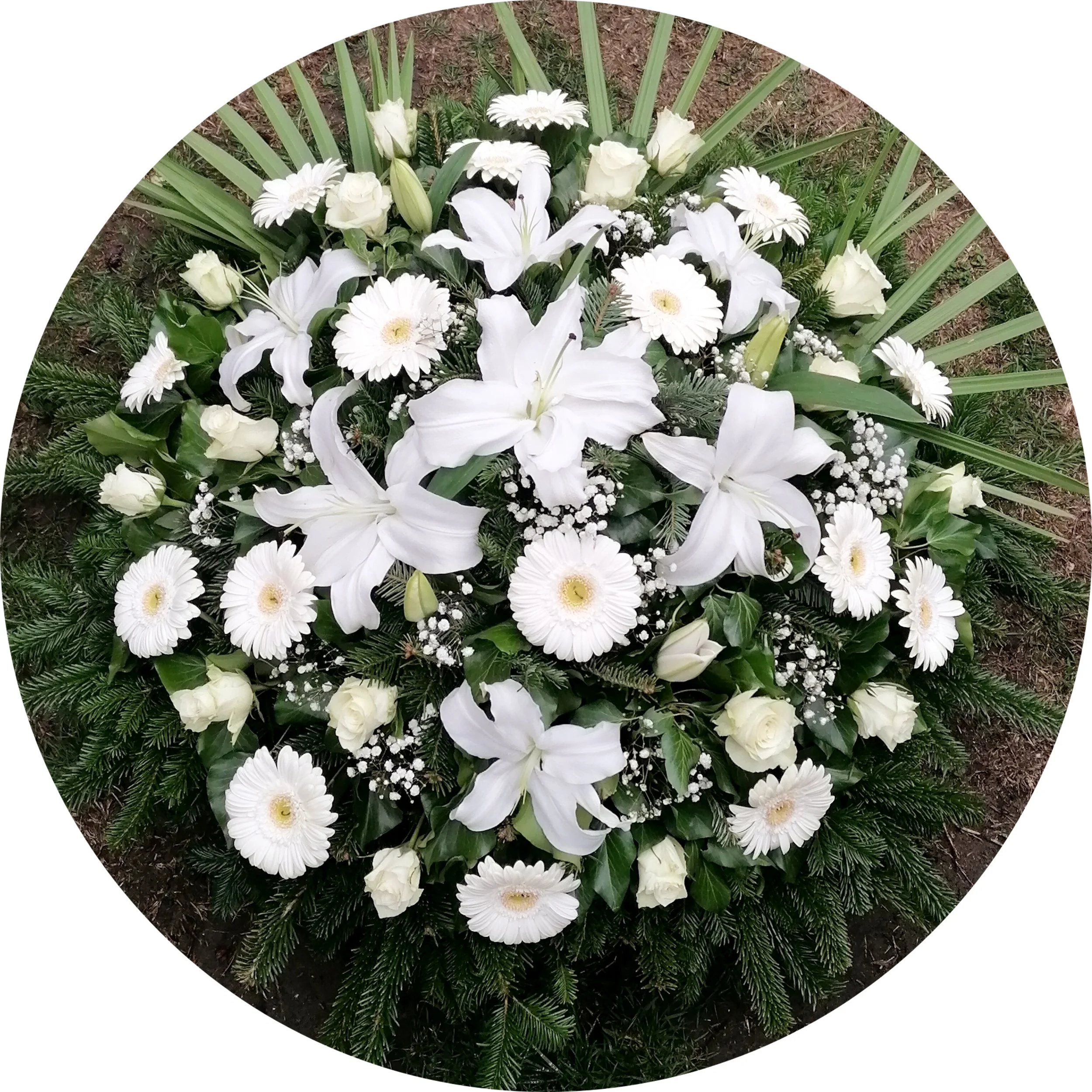 Fehér liliom, fehér gerbera, fehér rózsa álló koszorú