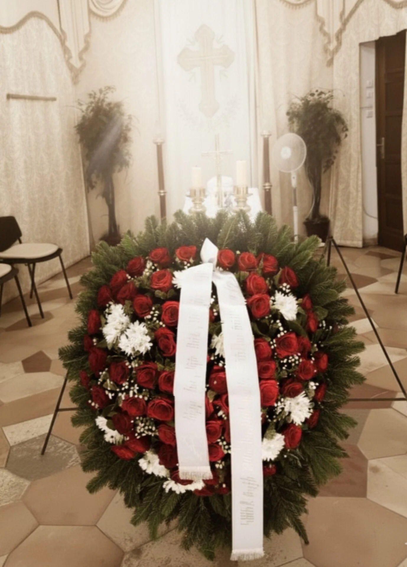 Helyszínre szállítotott kegyeleti koszorú a kecskeméti ravatalozóban - pontos és méltóságteljes kiszállítás.