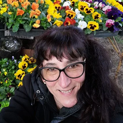 Tündi, a Tündi Kézműves Virág tulajdonosa várja megkeresését kecskeméti koszorúrendelés kapcsán.