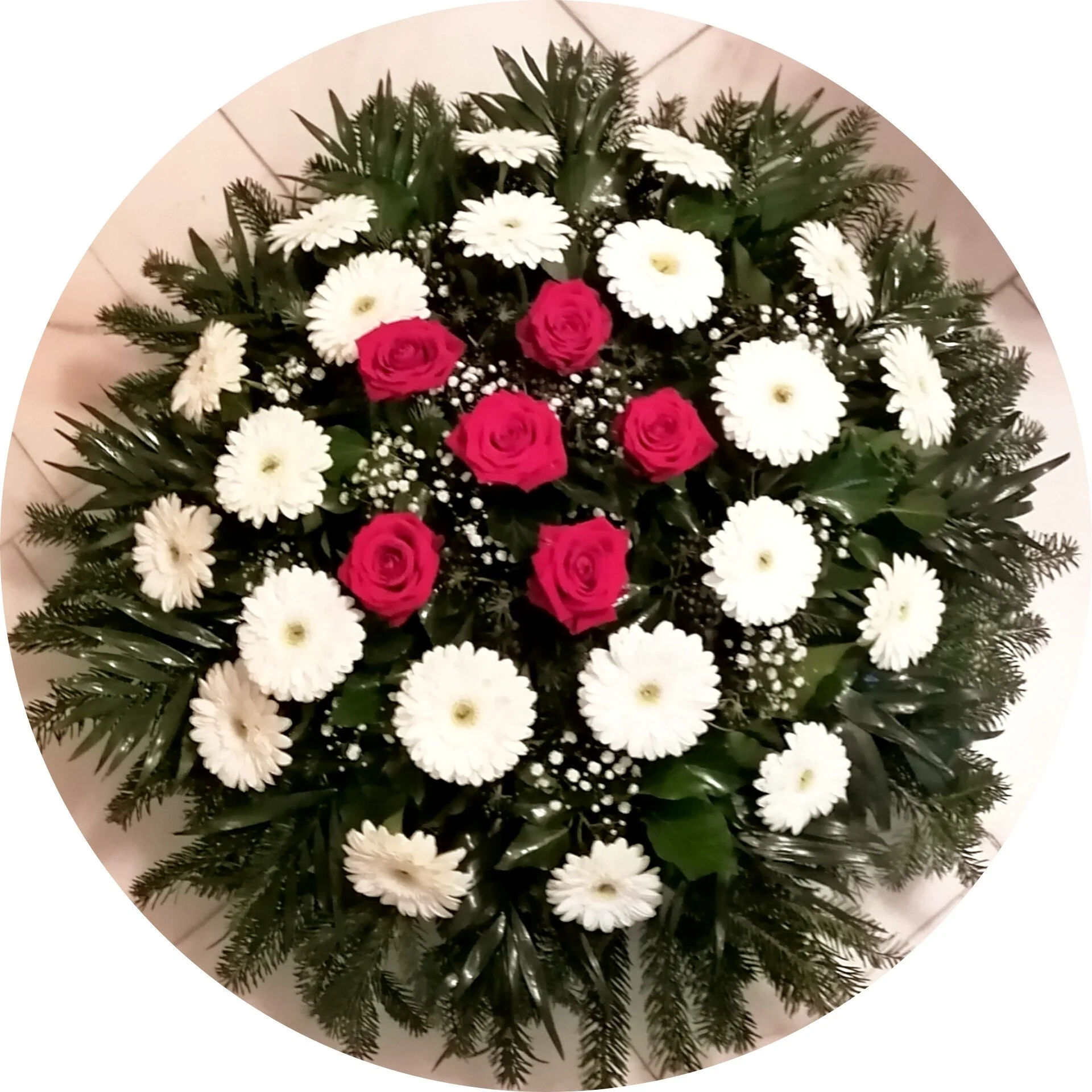 Vörös rózsa, fehér gerbera, fekvő koszorú